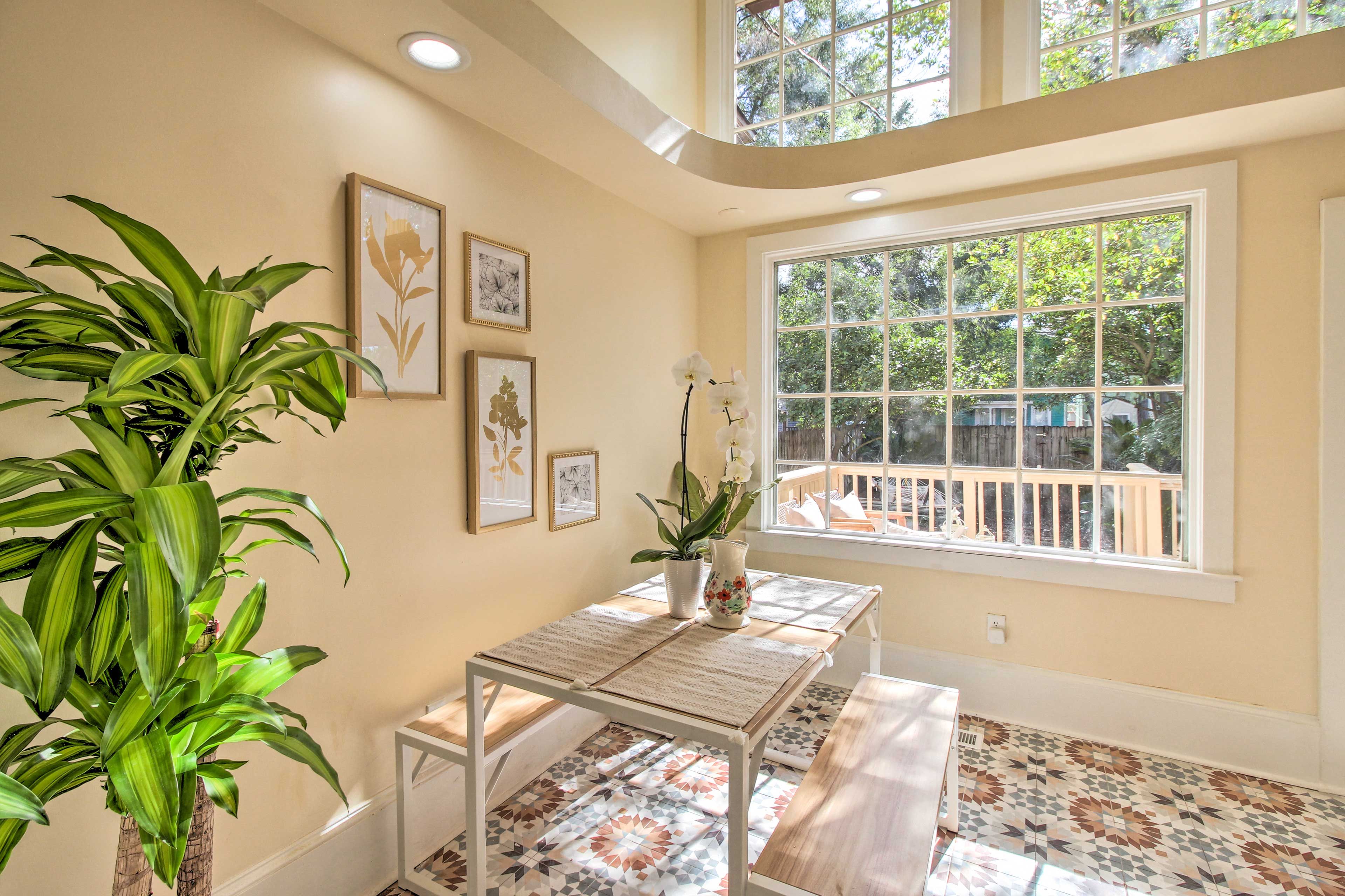 Dining Area | Dishware & Flatware Provided
