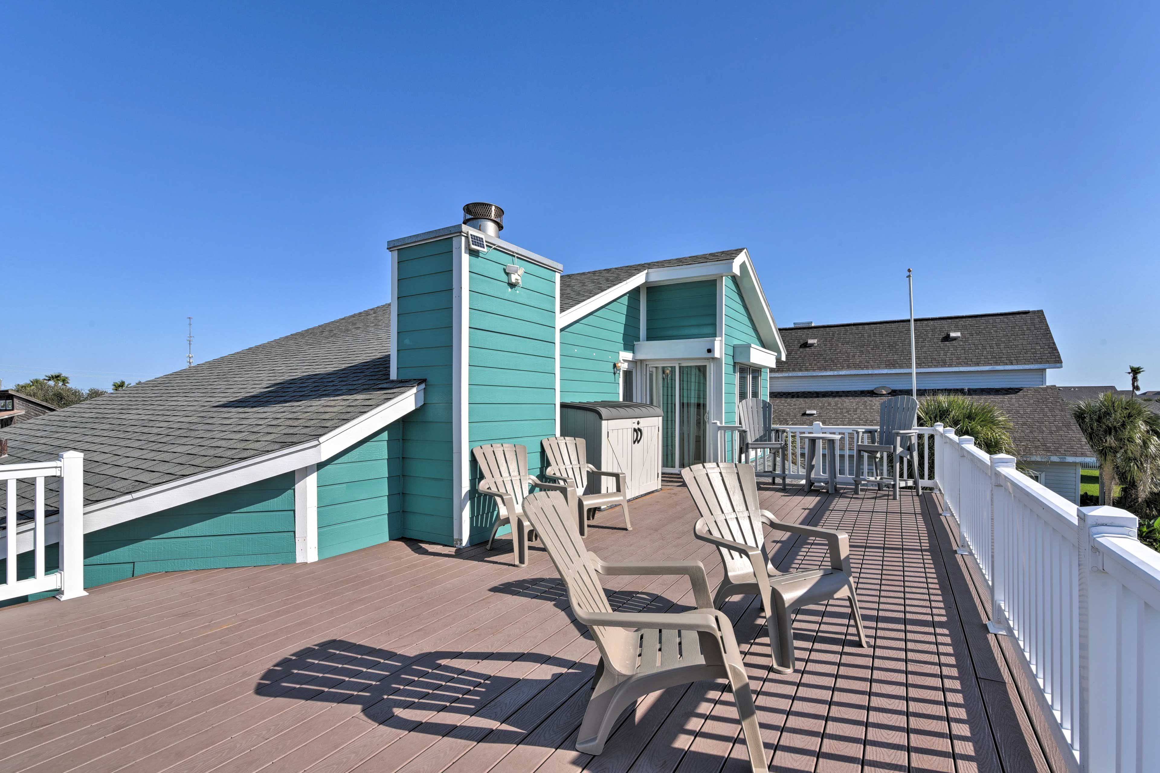 2nd-Floor Wraparound Deck