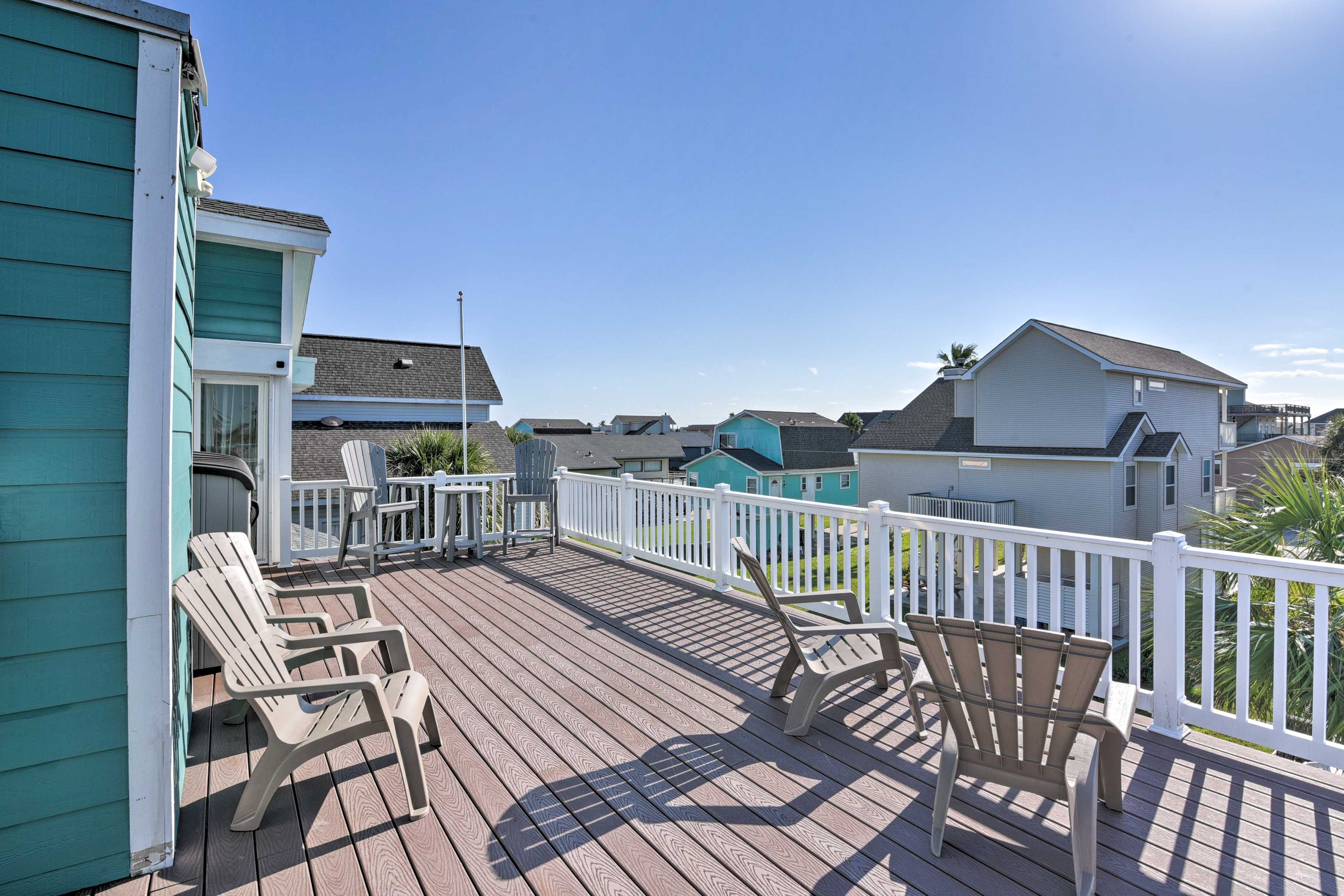 2nd-Floor Wraparound Deck