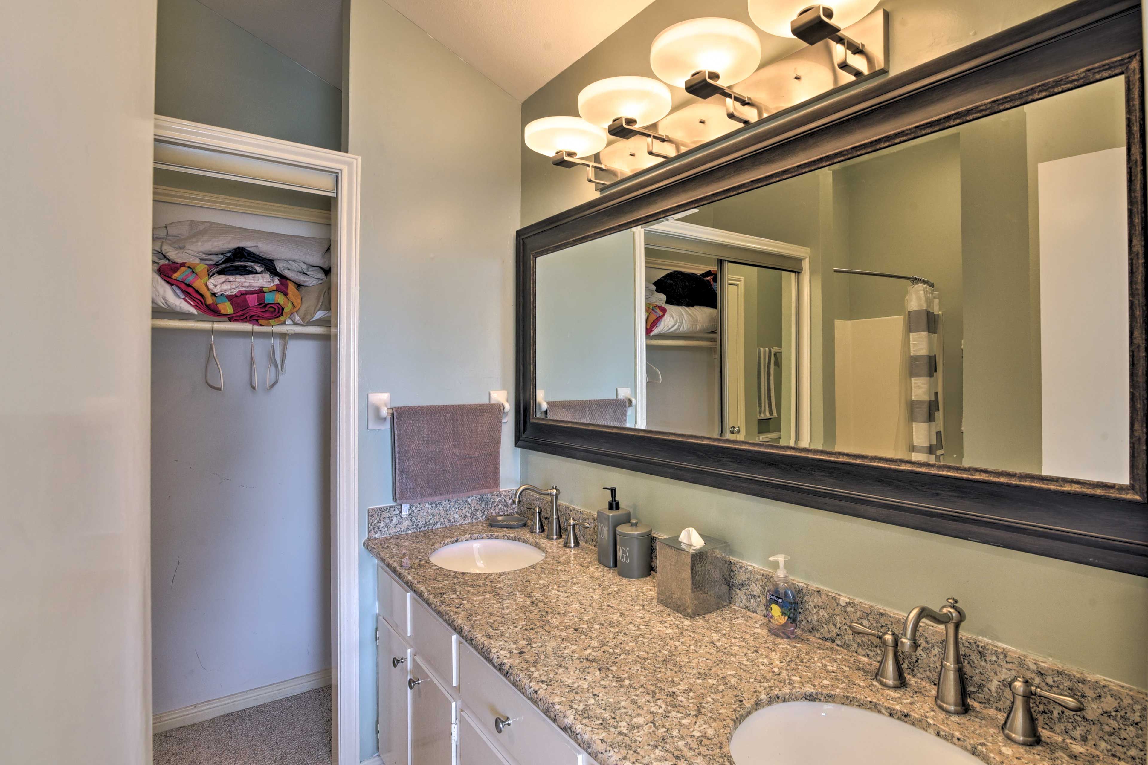 Full Bathroom | Complimentary Toiletries | Towels Provided