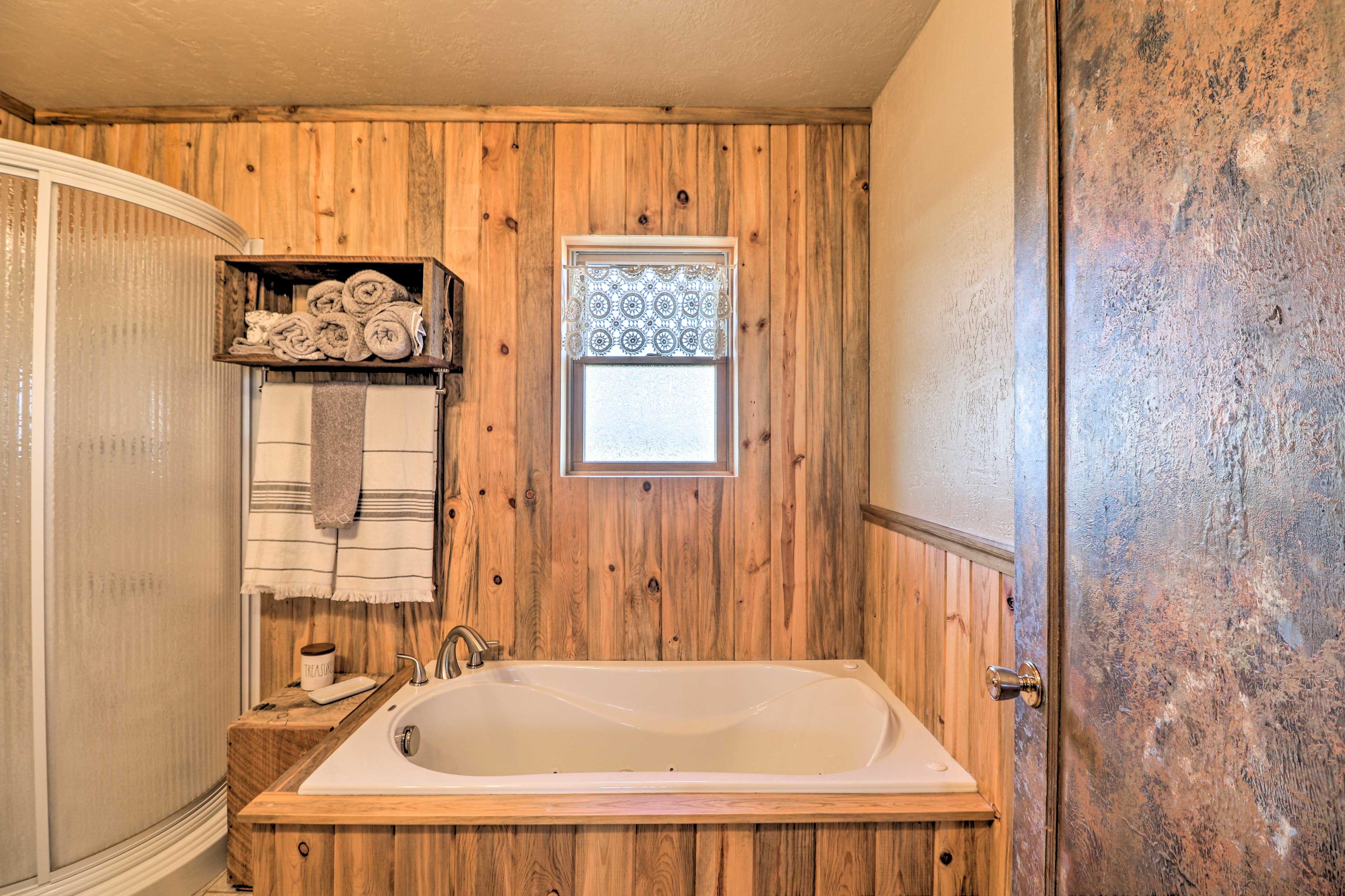 Full Bathroom | Towels Provided | Complimentary Toiletries