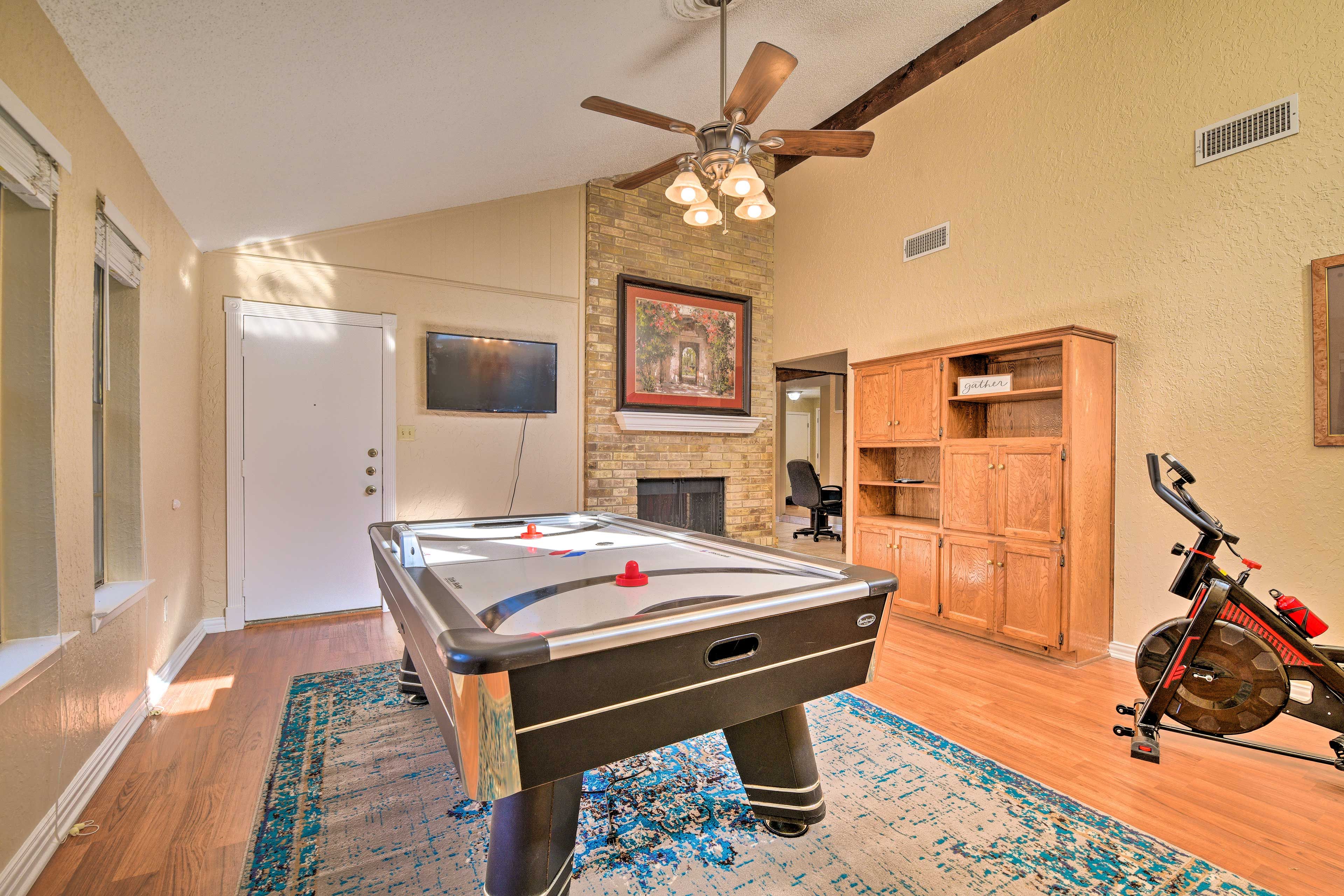 Recreation Room | 43-Inch Smart TV w/ Cable