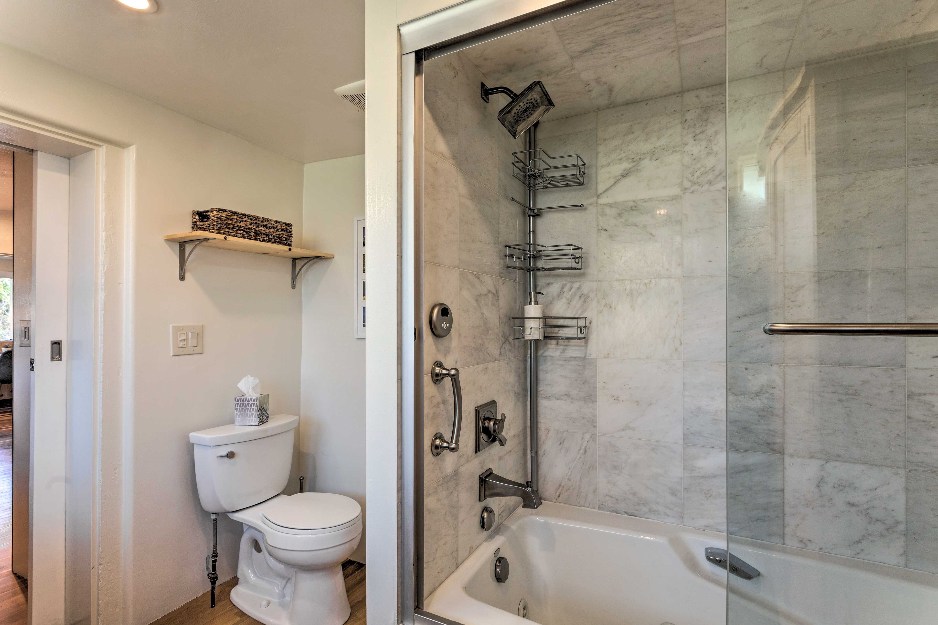 Full Bathroom | Complimentary Toiletries