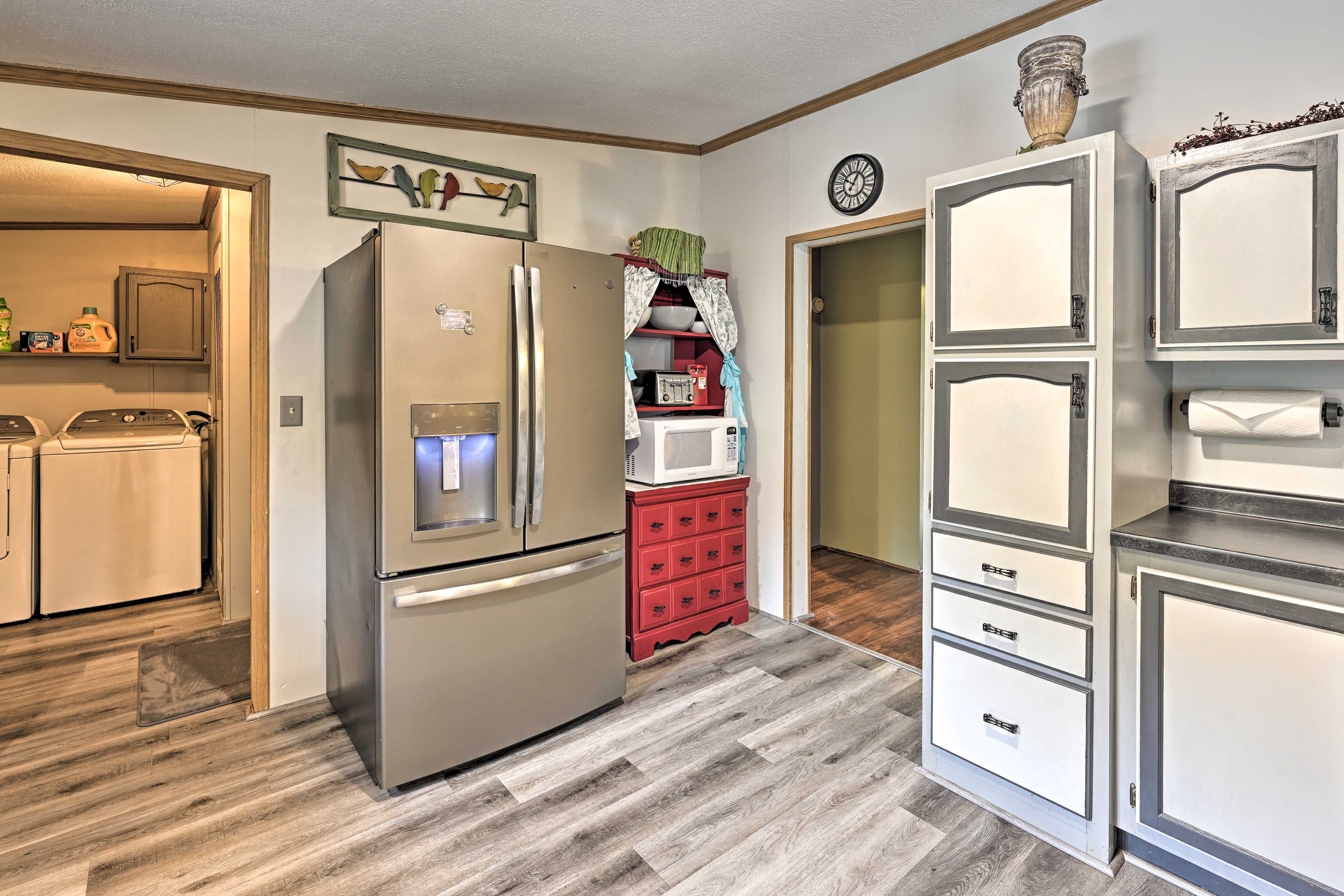 Fully Equipped Kitchen | Trash Bags & Paper Towels
