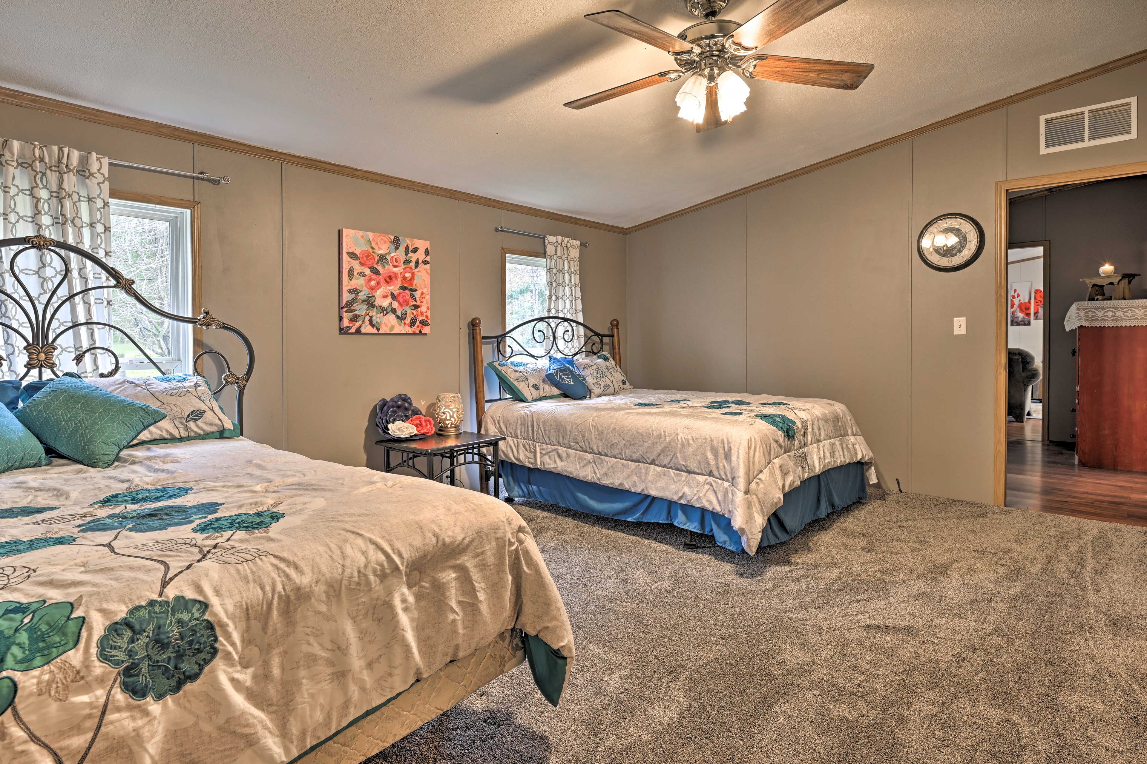Bedroom 1 | Full En-Suite Bathroom | Linens & Towels