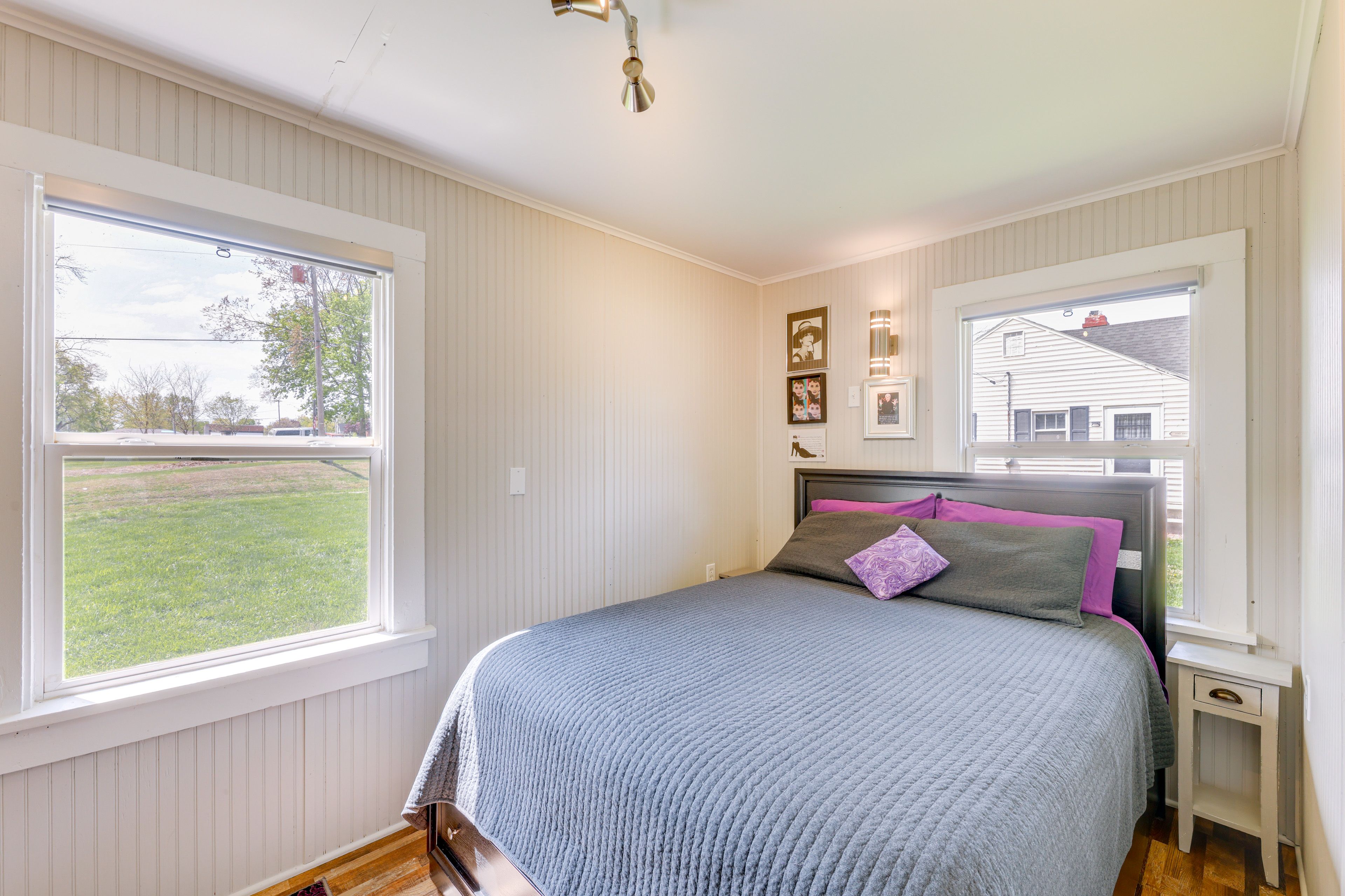 Bedroom | Queen Bed | Main Floor | Linens