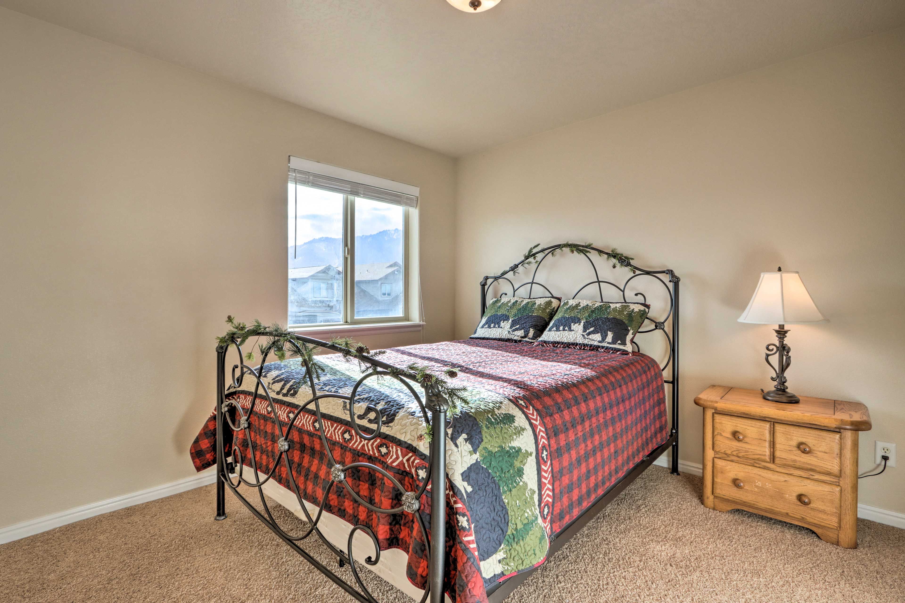 Bedroom 2 | Queen Bed
