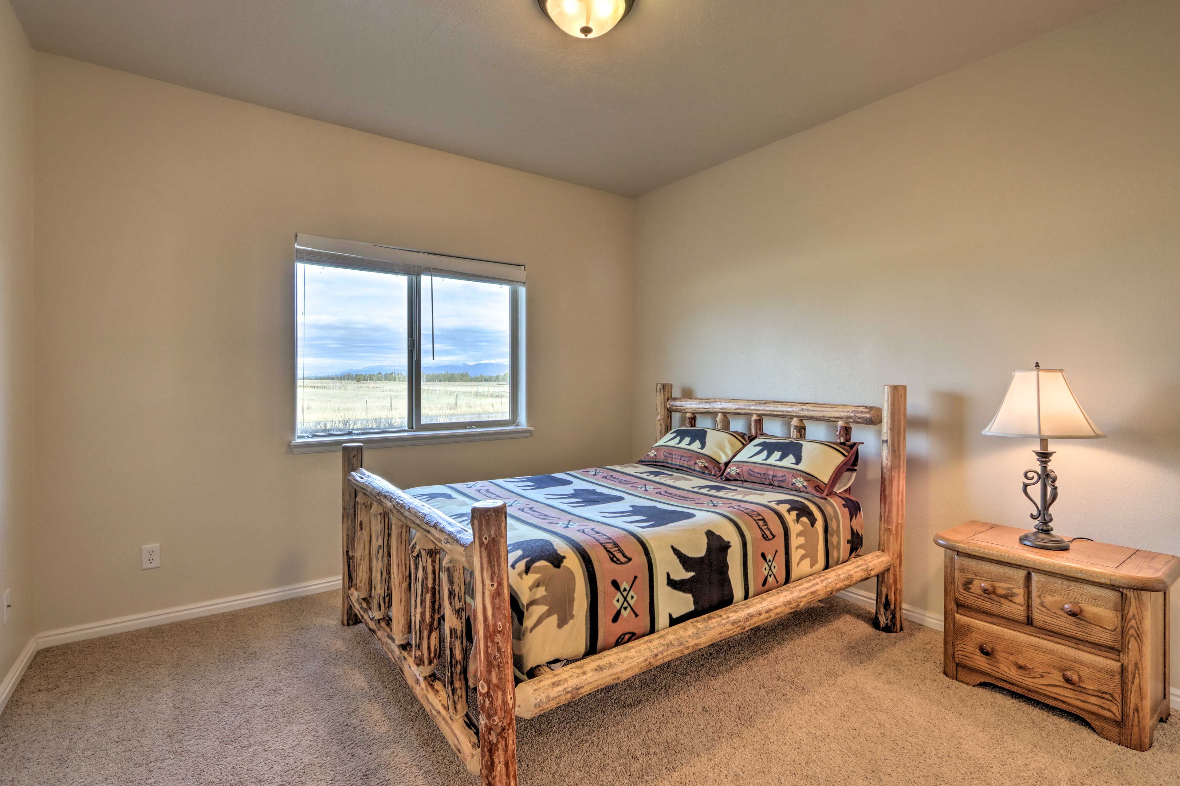 Bedroom 1 | Queen Bed | En-Suite | Main Floor | No Stairs to Access