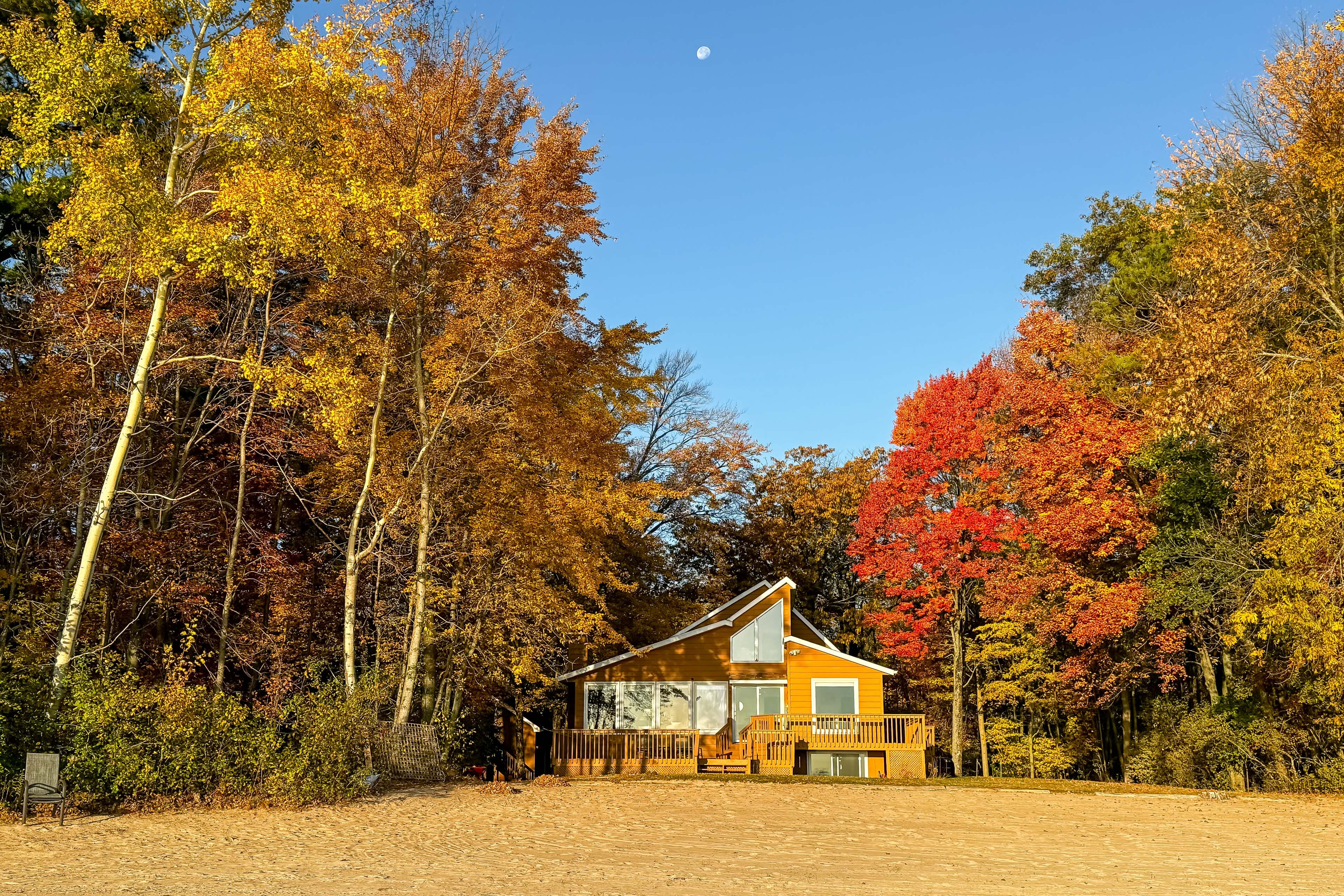 Menominee Vacation | 4BR | 3BA | 3,000 Sq Ft | Stairs Required to Access