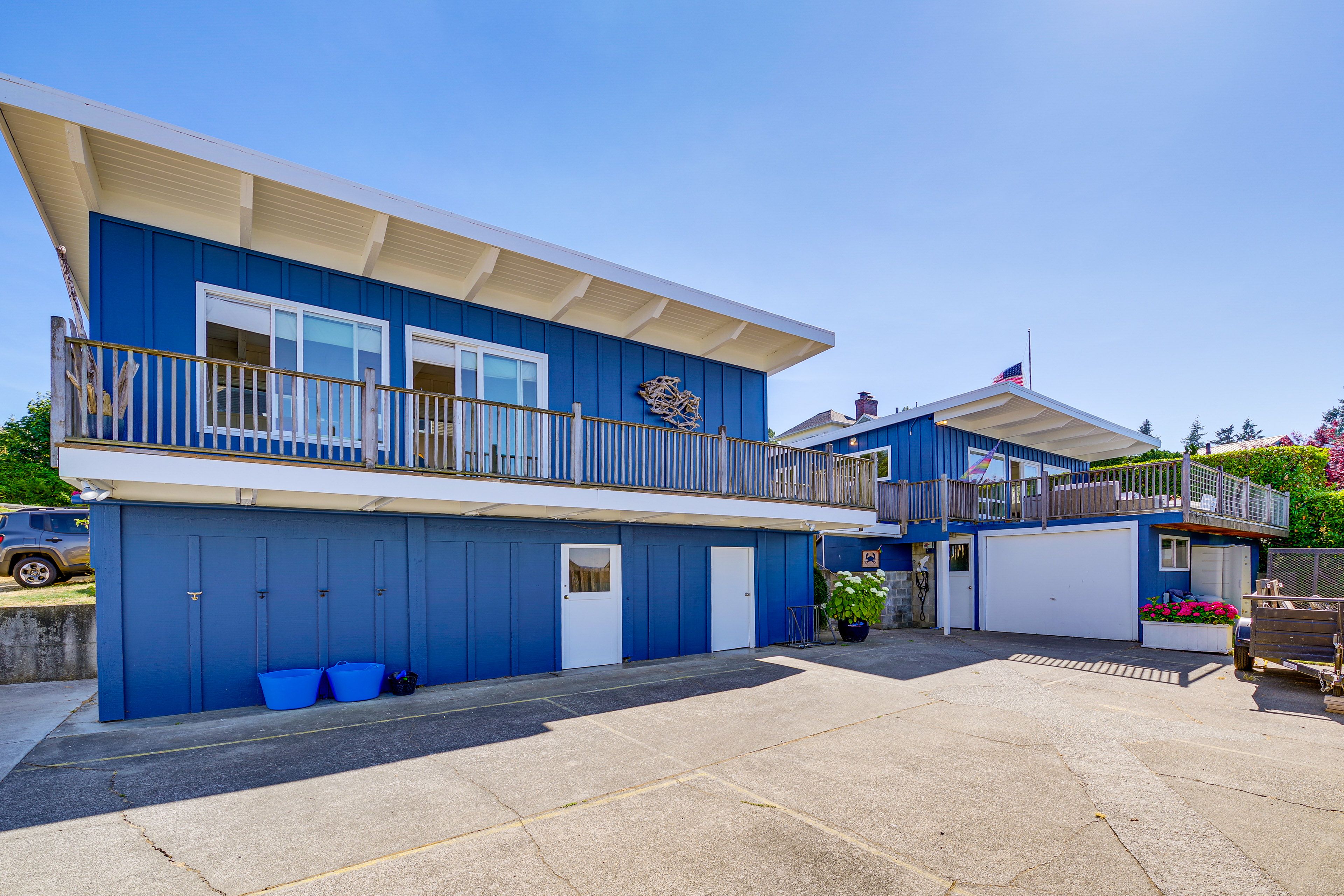 Parking | Driveway (6 Vehicles) | RV & Trailer Parking (30’ Limit)