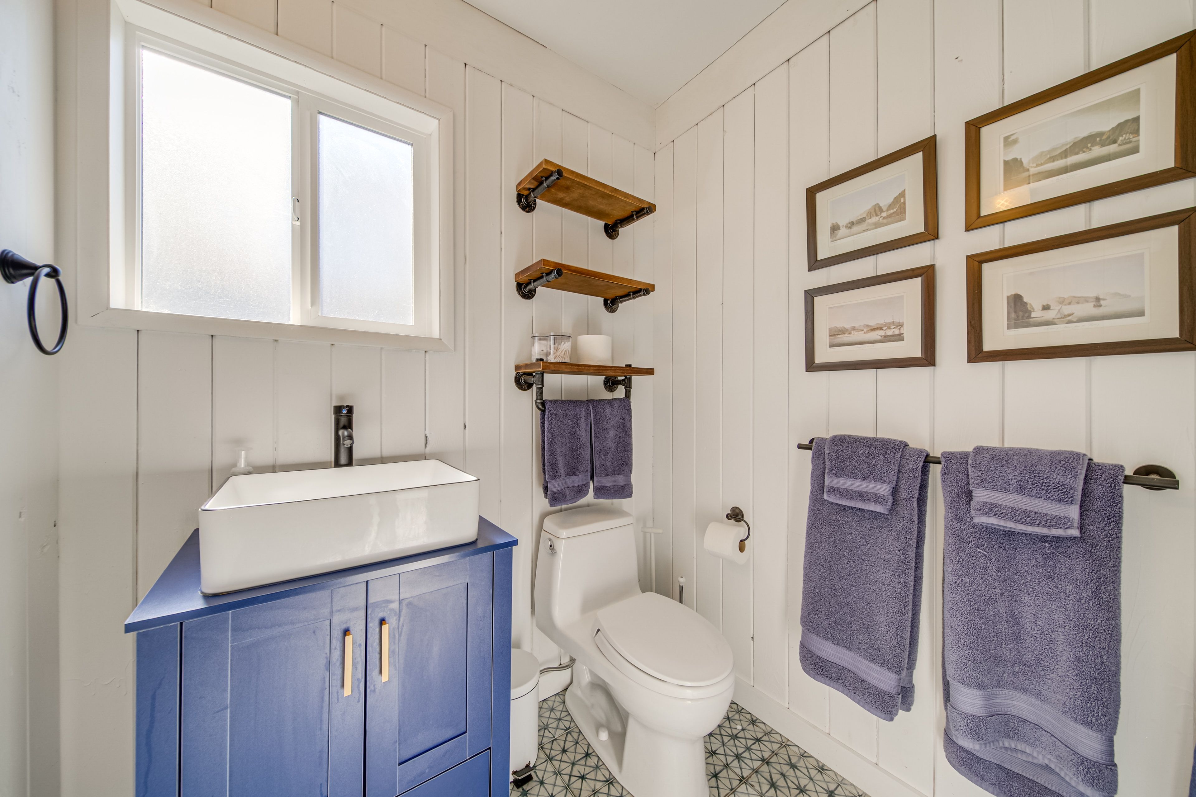 Full Bathroom | Linens & Towels | Hair Dryer | Complimentary Toiletries