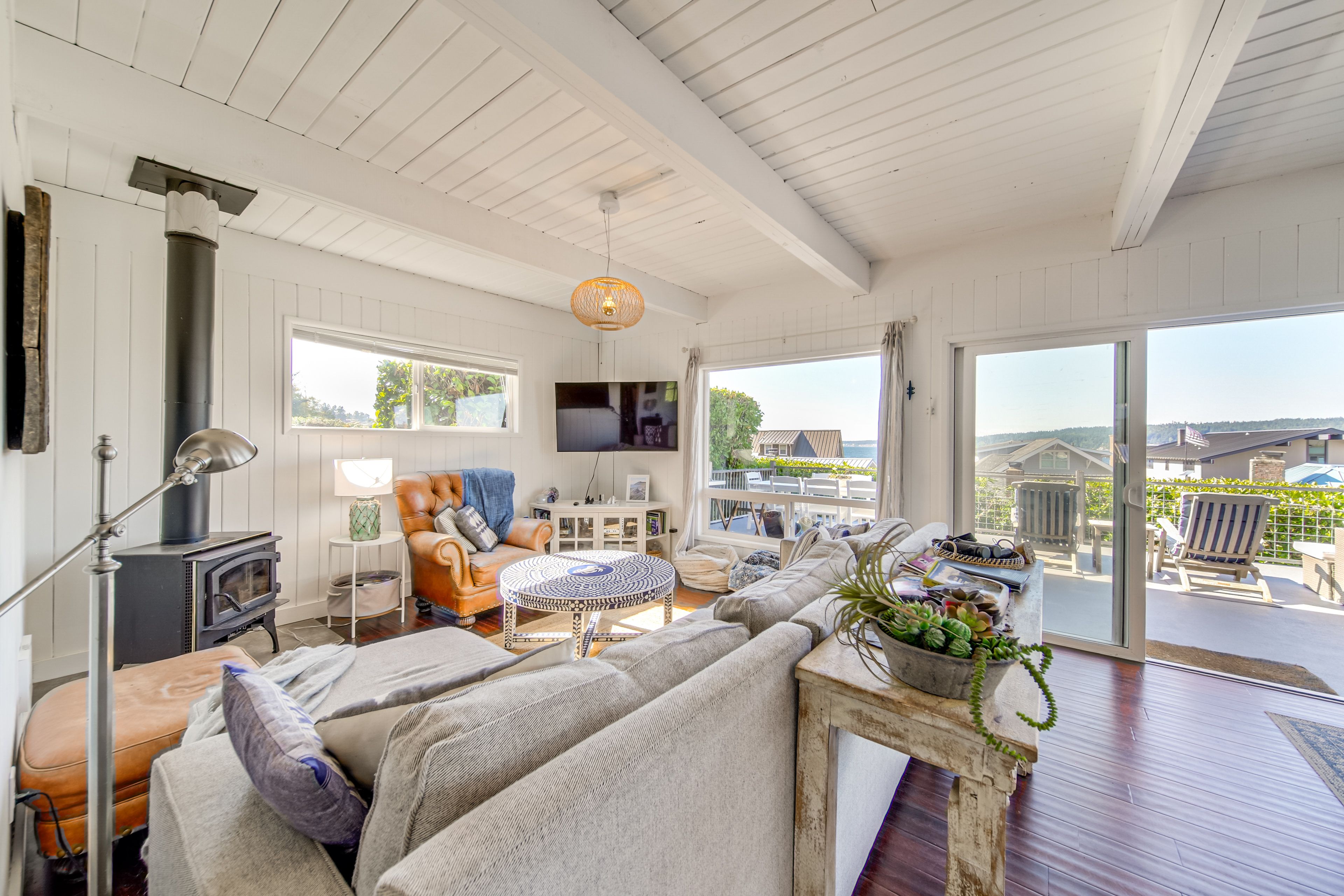 Living Room | Sleeper Sofa | Smart TV | Board Games | Books