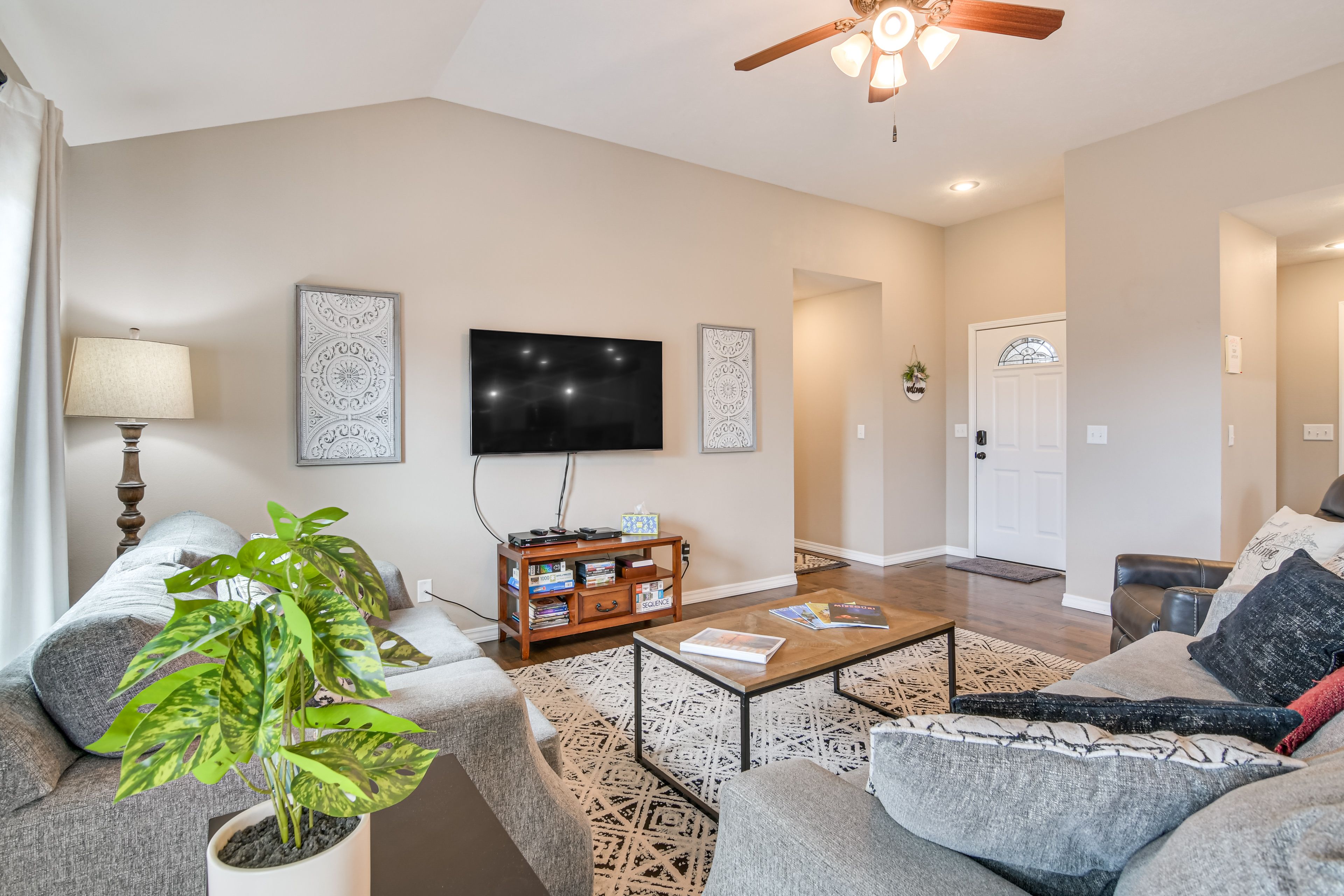 Living Room | Free WiFi | Central A/C & Heating | Smart TV