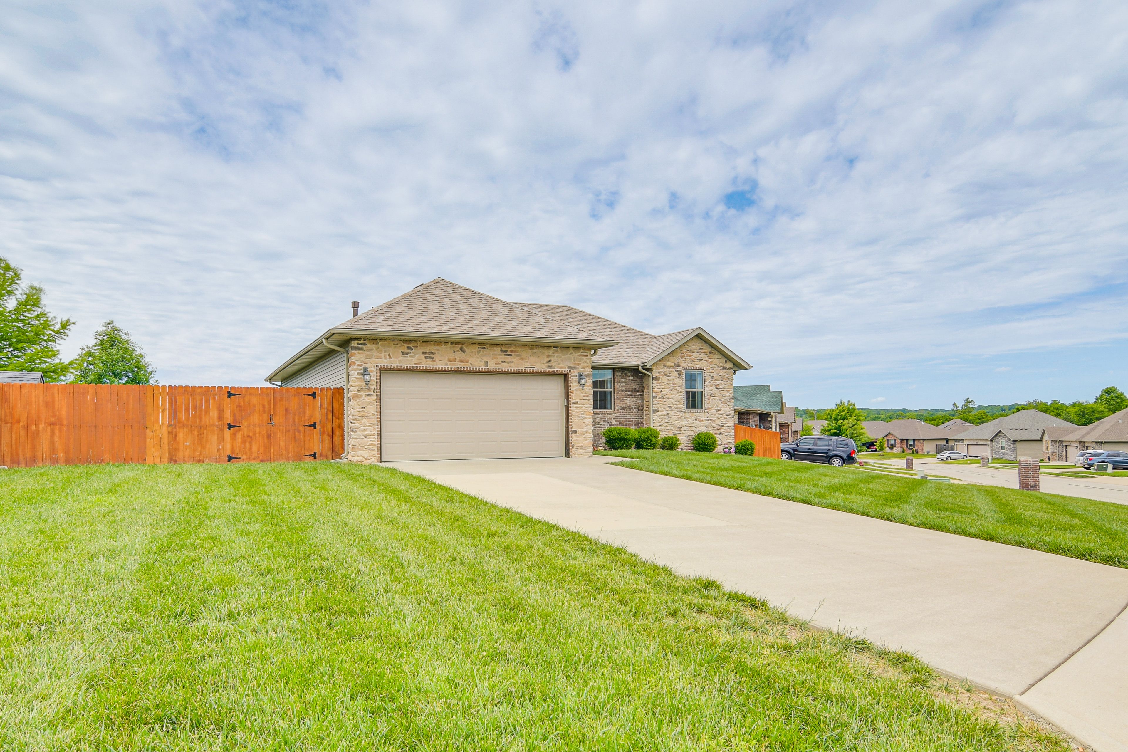 Parking | Driveway (4 Vehicles) | Garage (1 Vehicle)