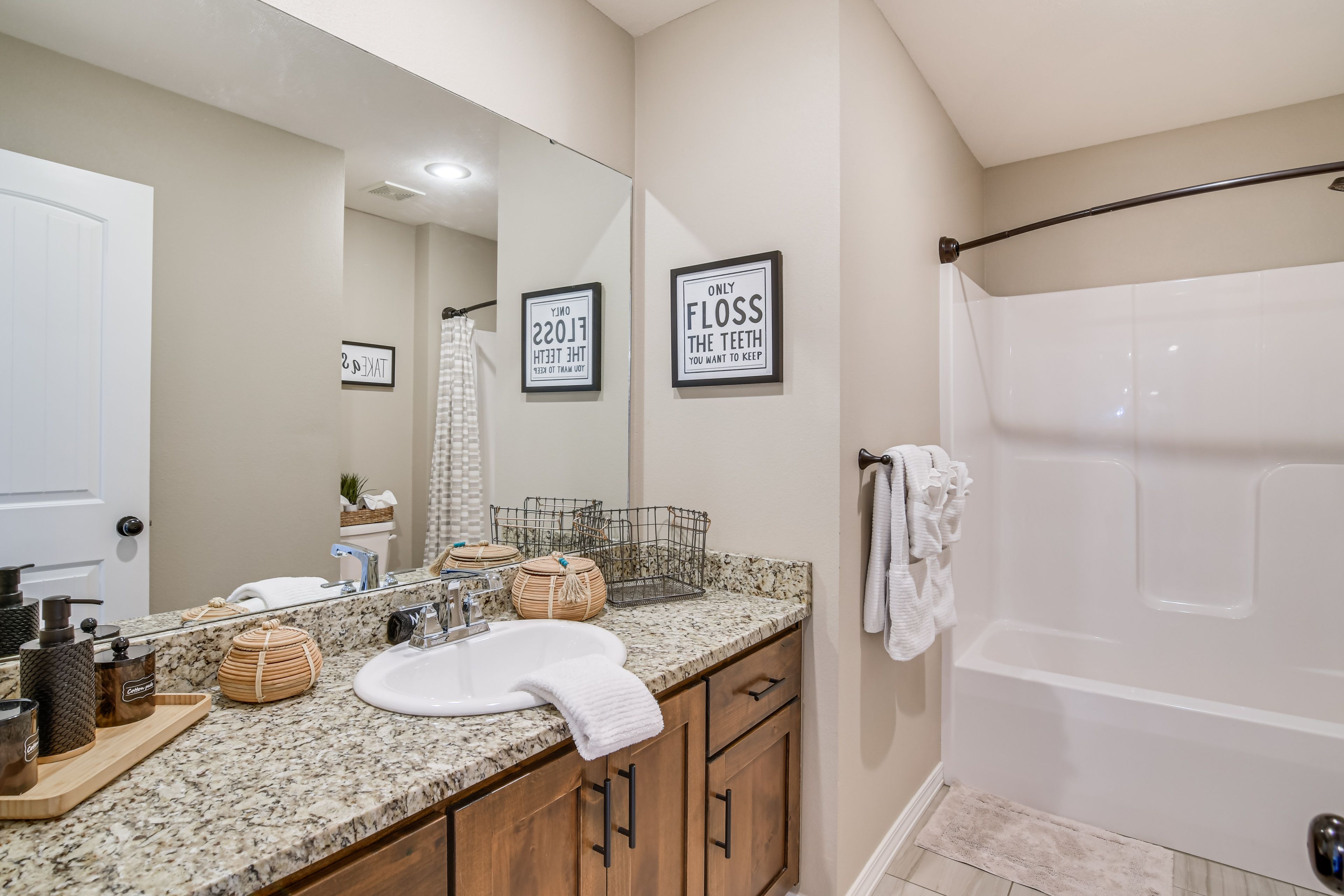 Full Bathroom | Complimentary Toiletries