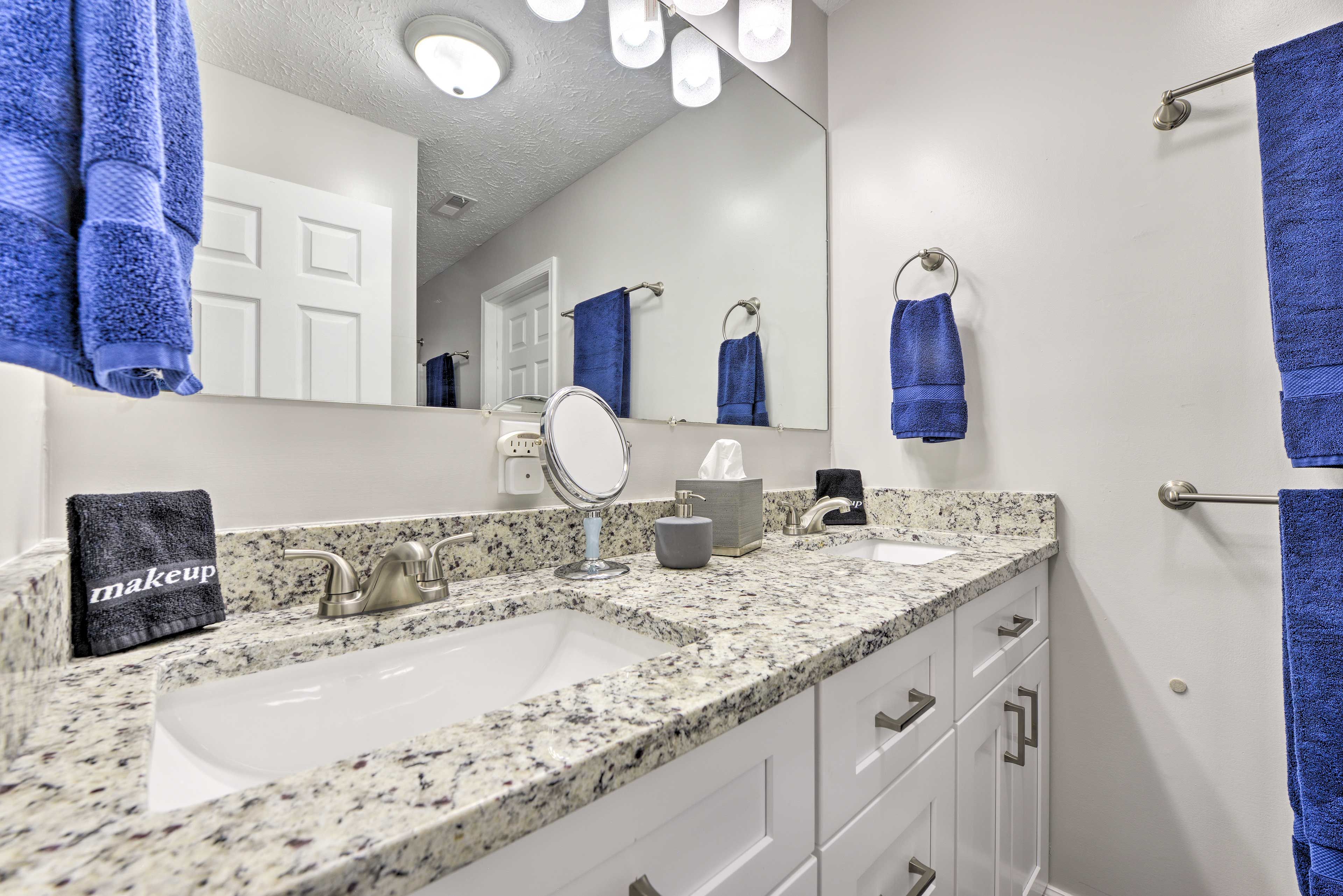 Full Bathroom | Towels Provided | 2nd Floor