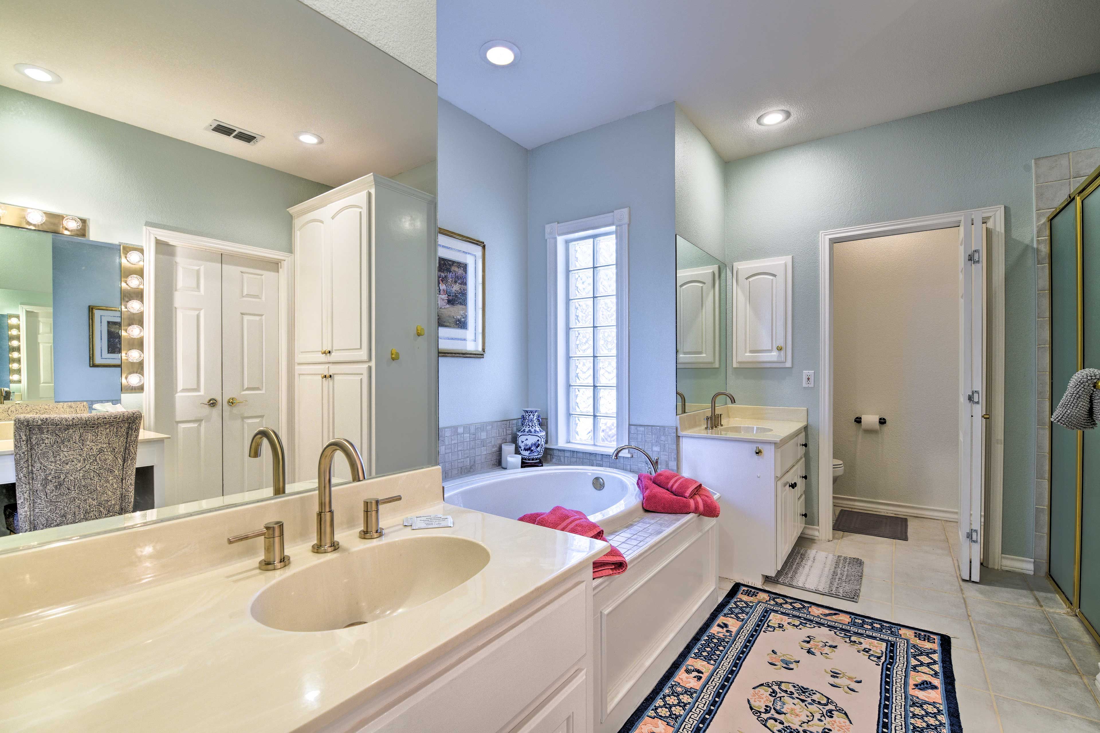 Full Bathroom | Towels Provided