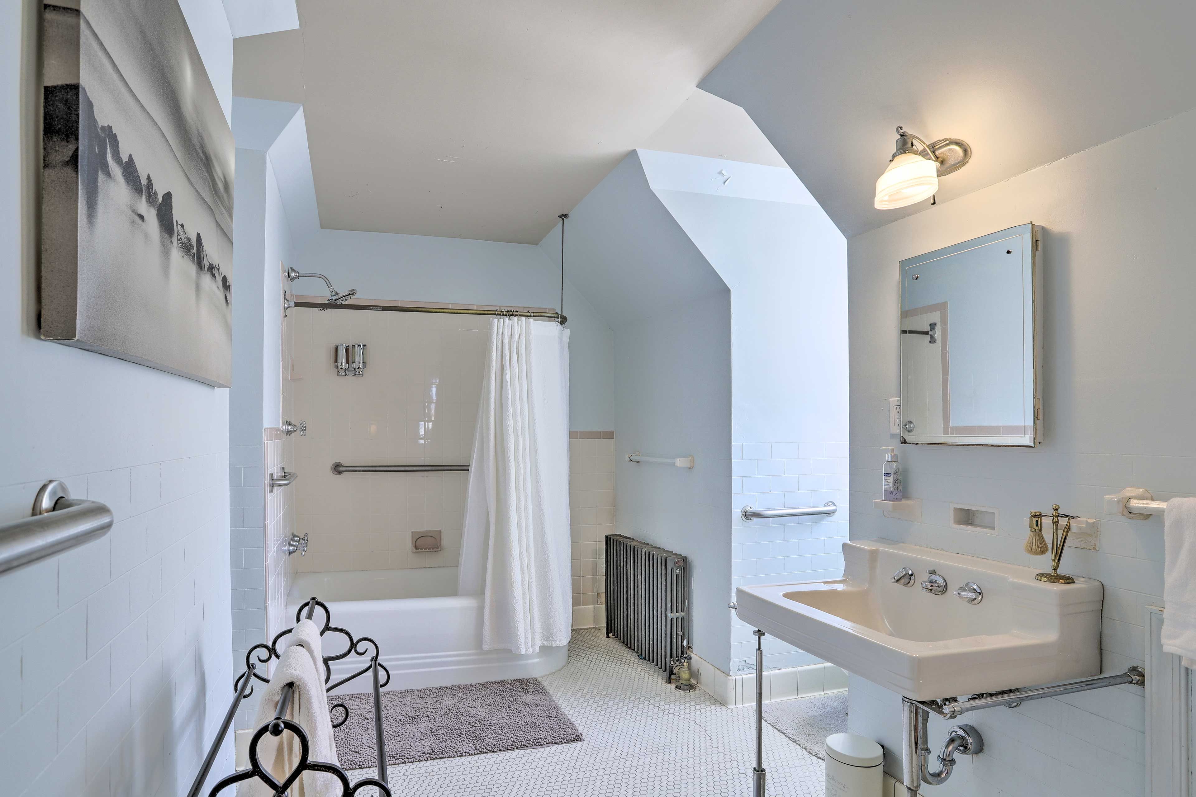 En-Suite Bathroom | 2nd Floor