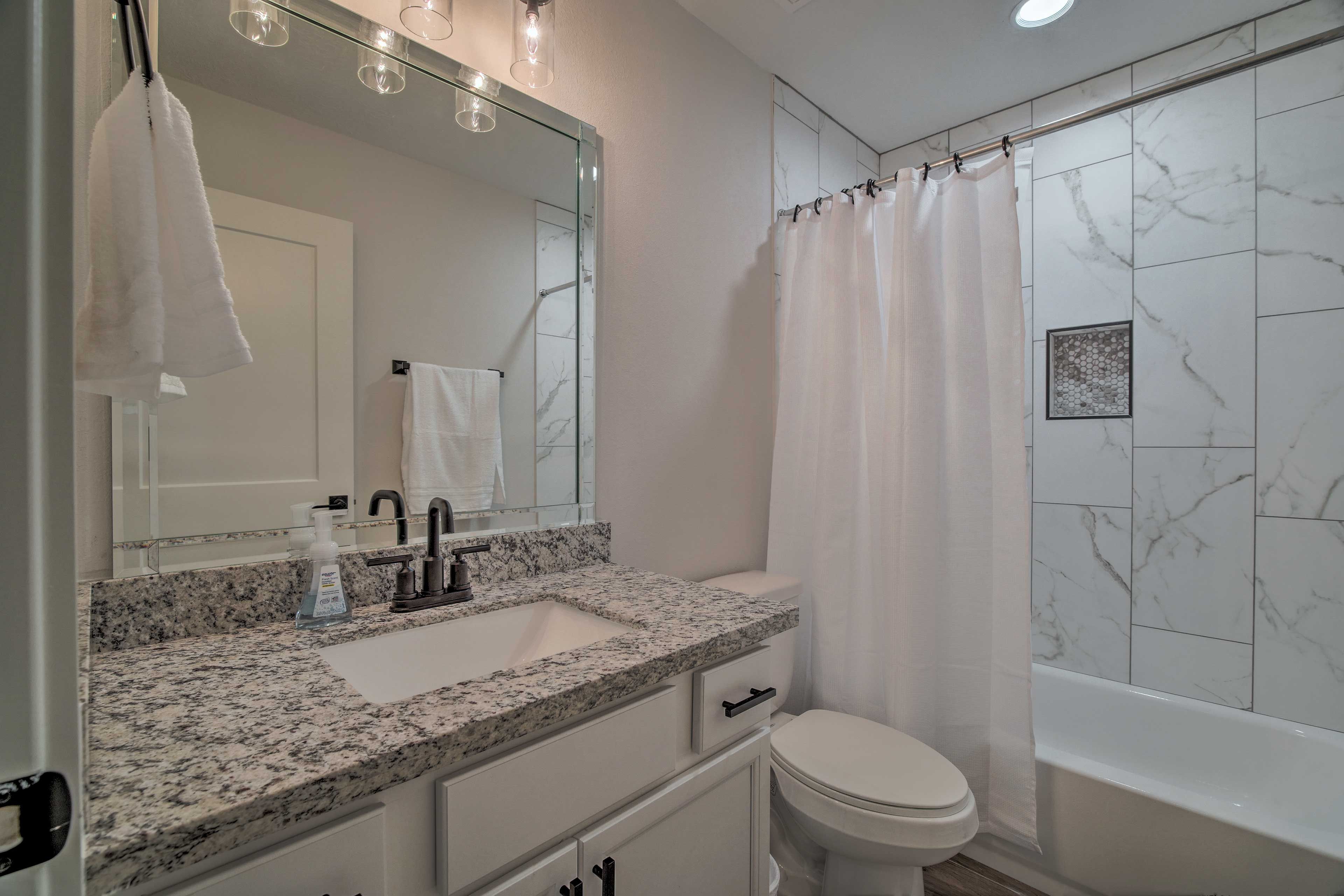 Full Bathroom | Shower/Tub Combo