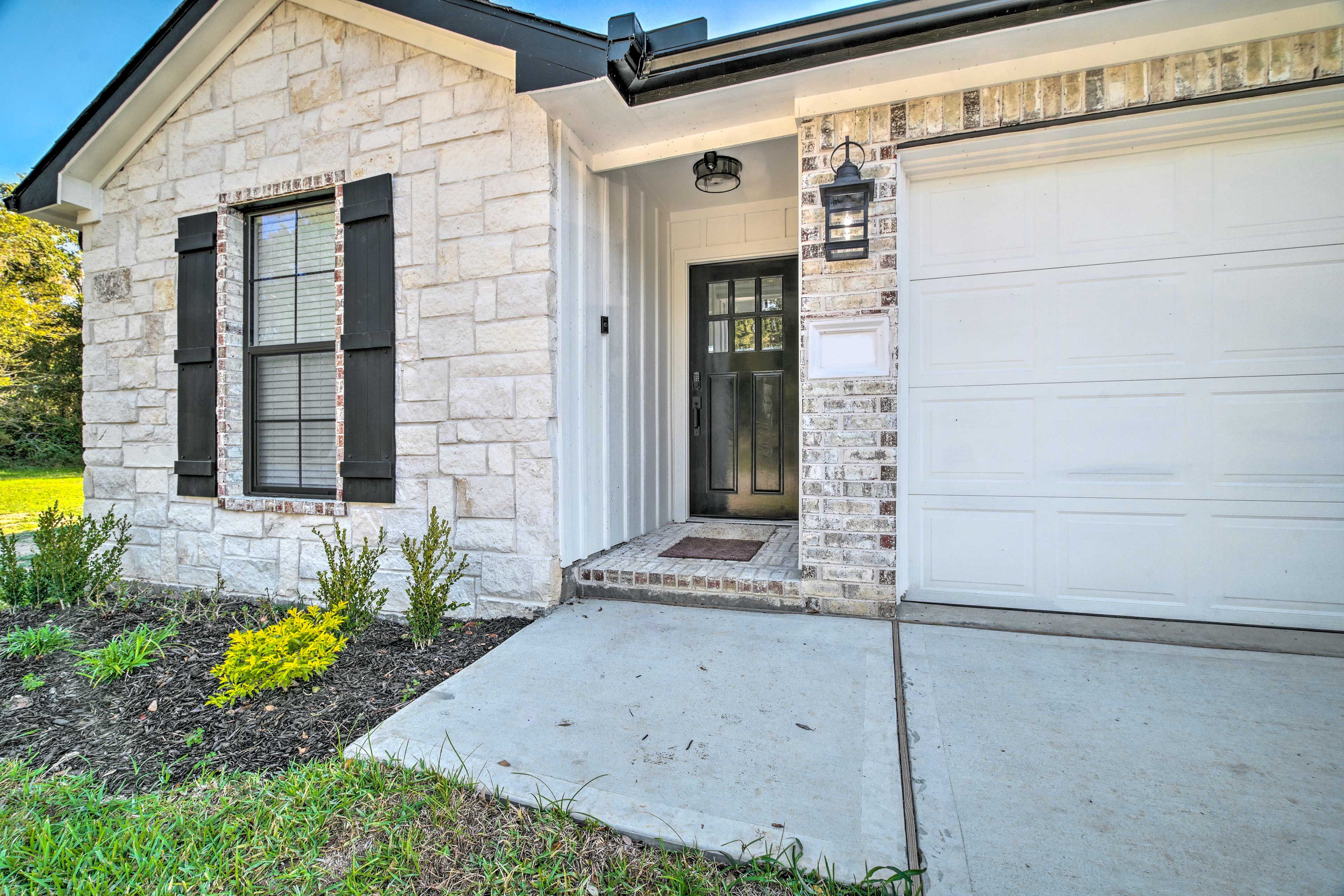Montgomery Vacation Rental | 3BR | 2BA | 1,500 Sq Ft | 1 Step for Access