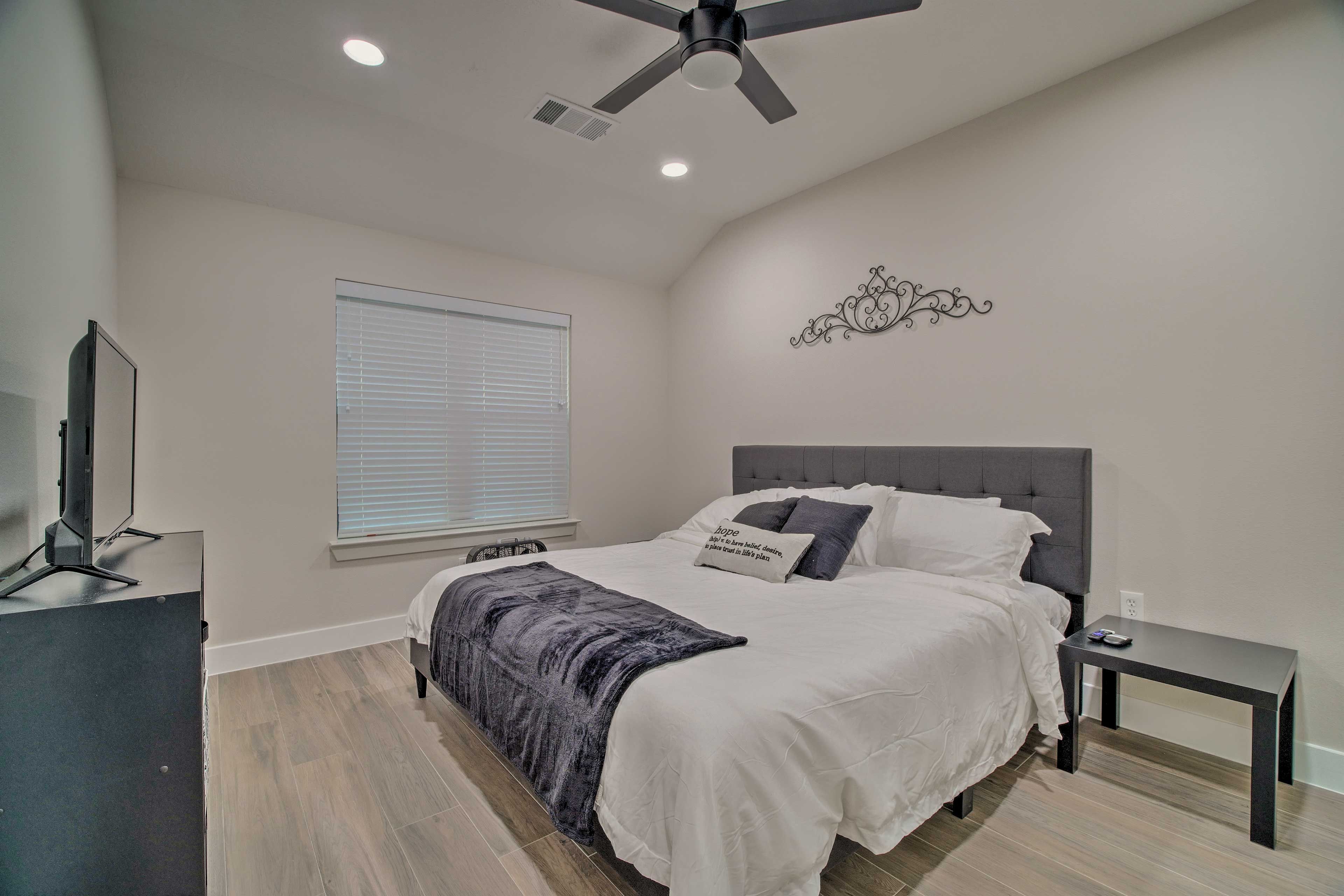Bedroom 1 | King Bed | Smart TV | Linens Provided