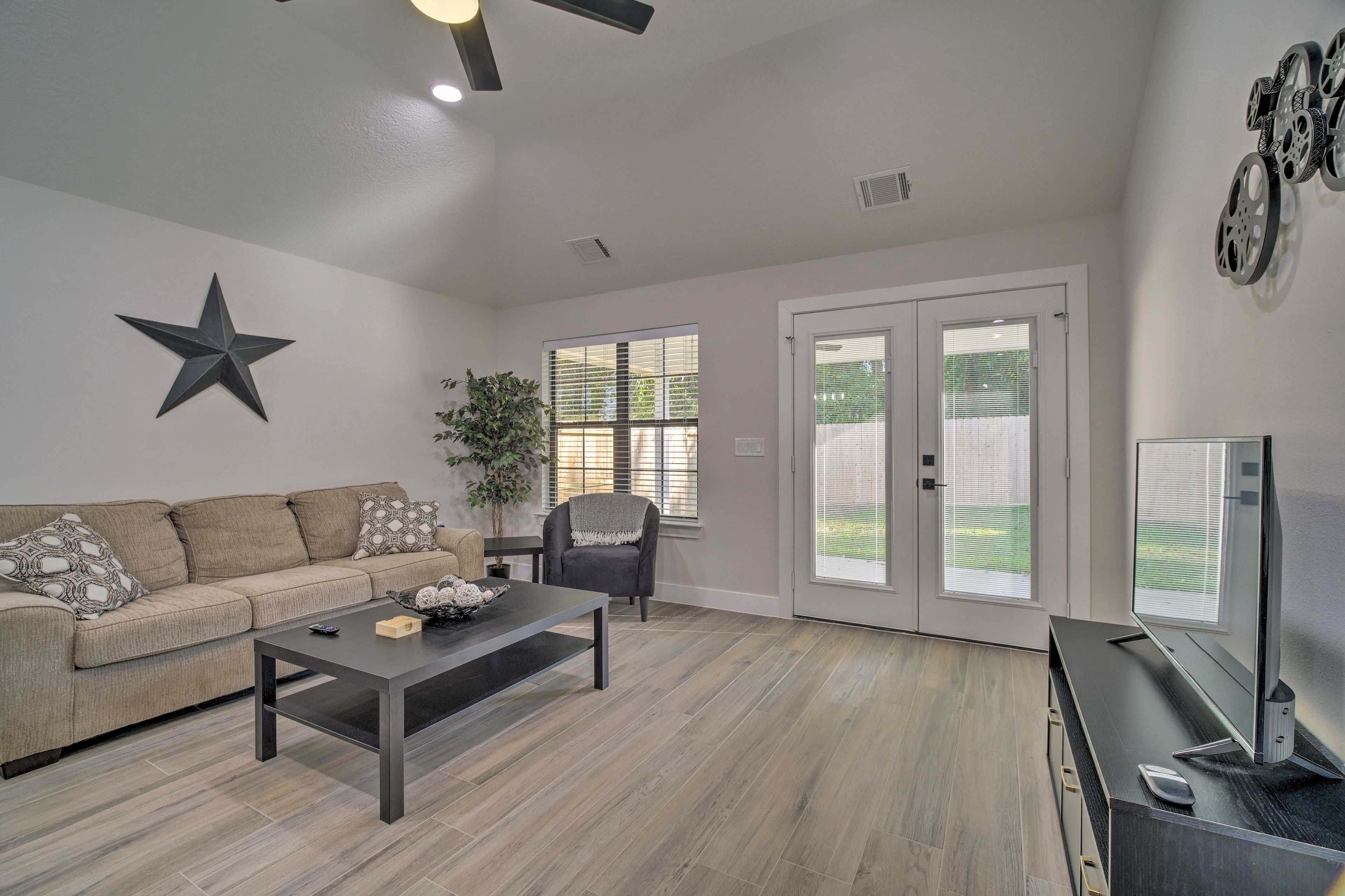 Living Room | Smart TV | Patio Access