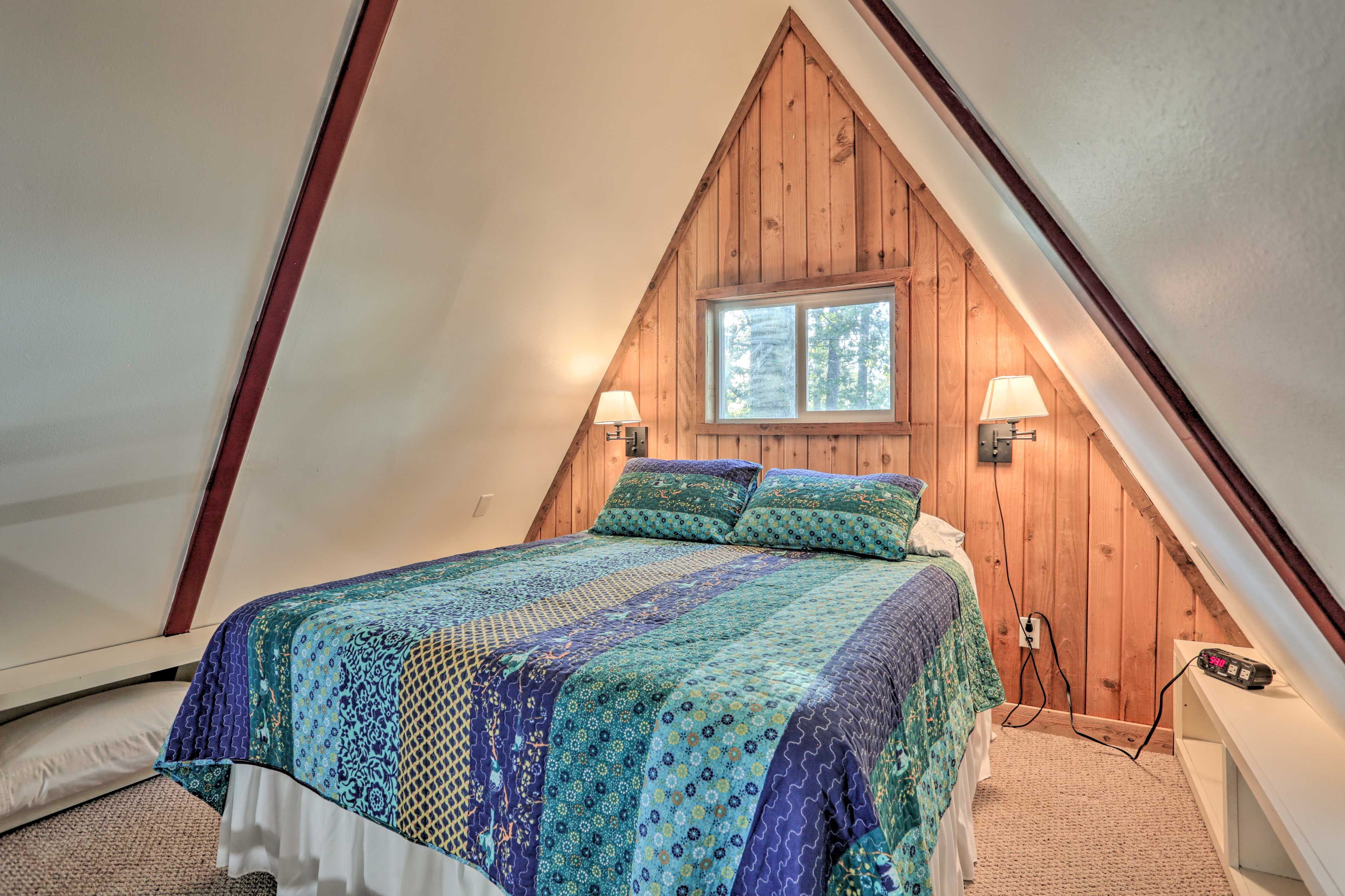 Bedroom (Loft) | Queen Bed