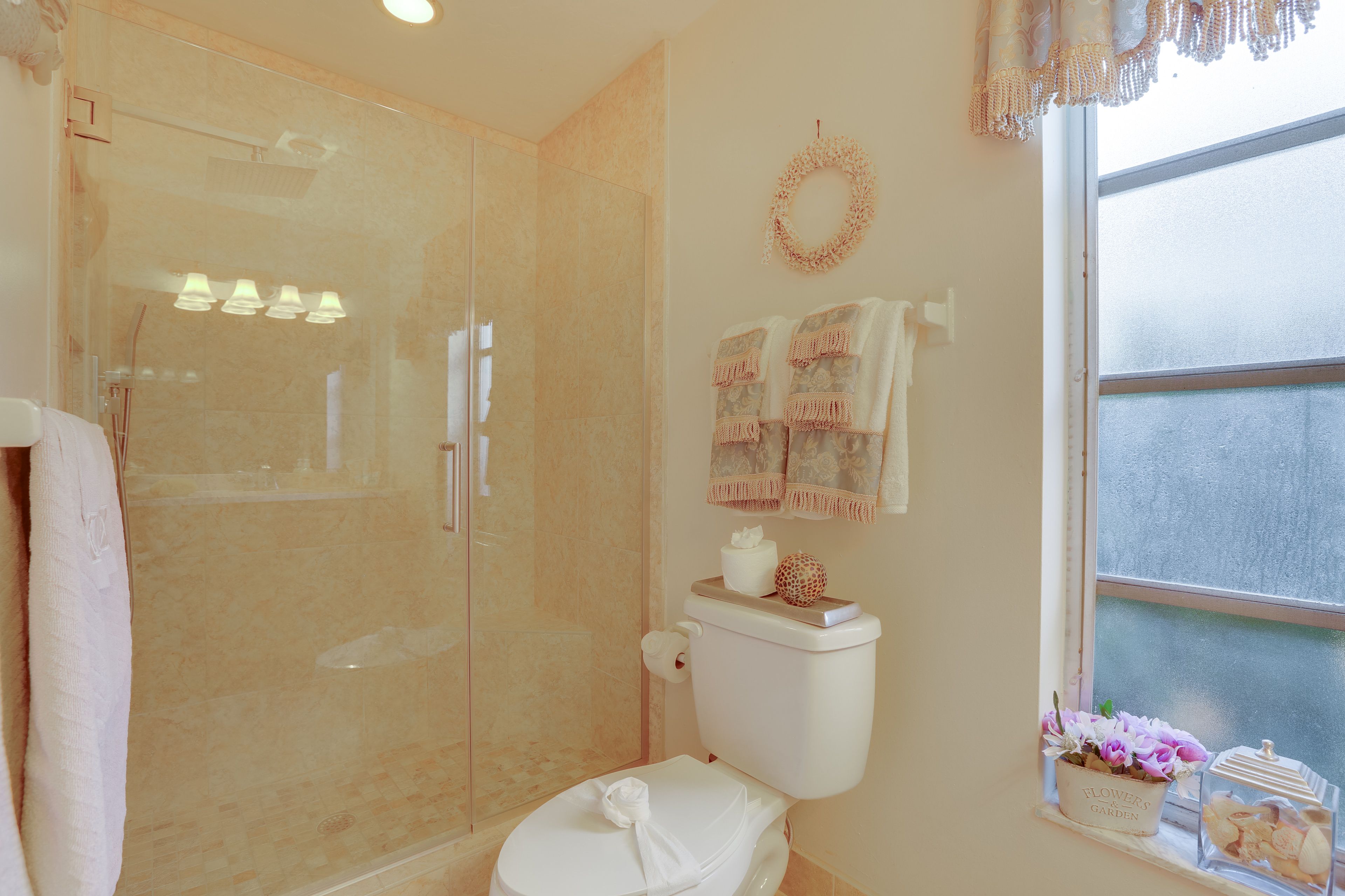 Full Bathroom | Complimentary Toiletries
