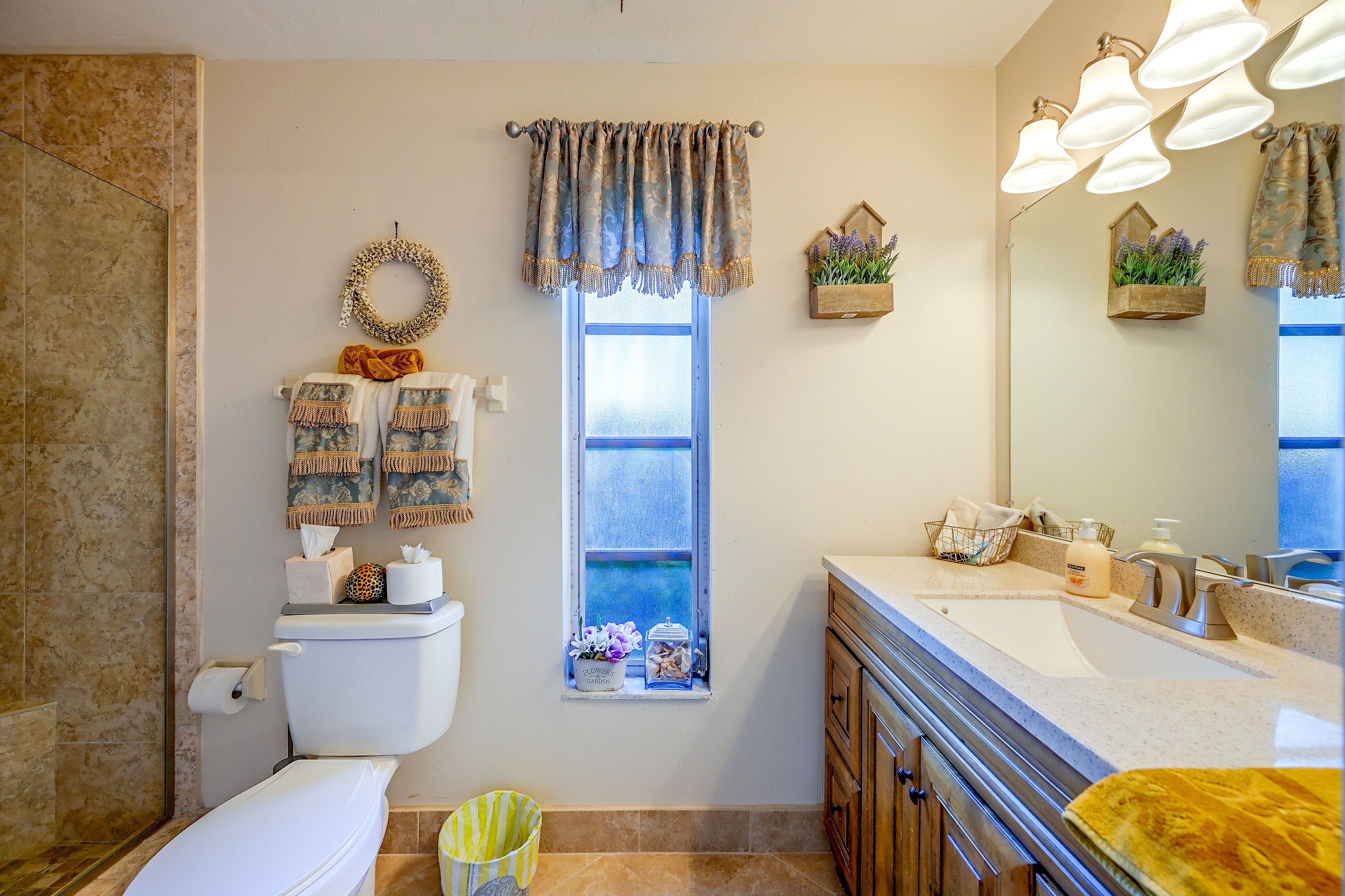 Full Bathroom | Complimentary Toiletries