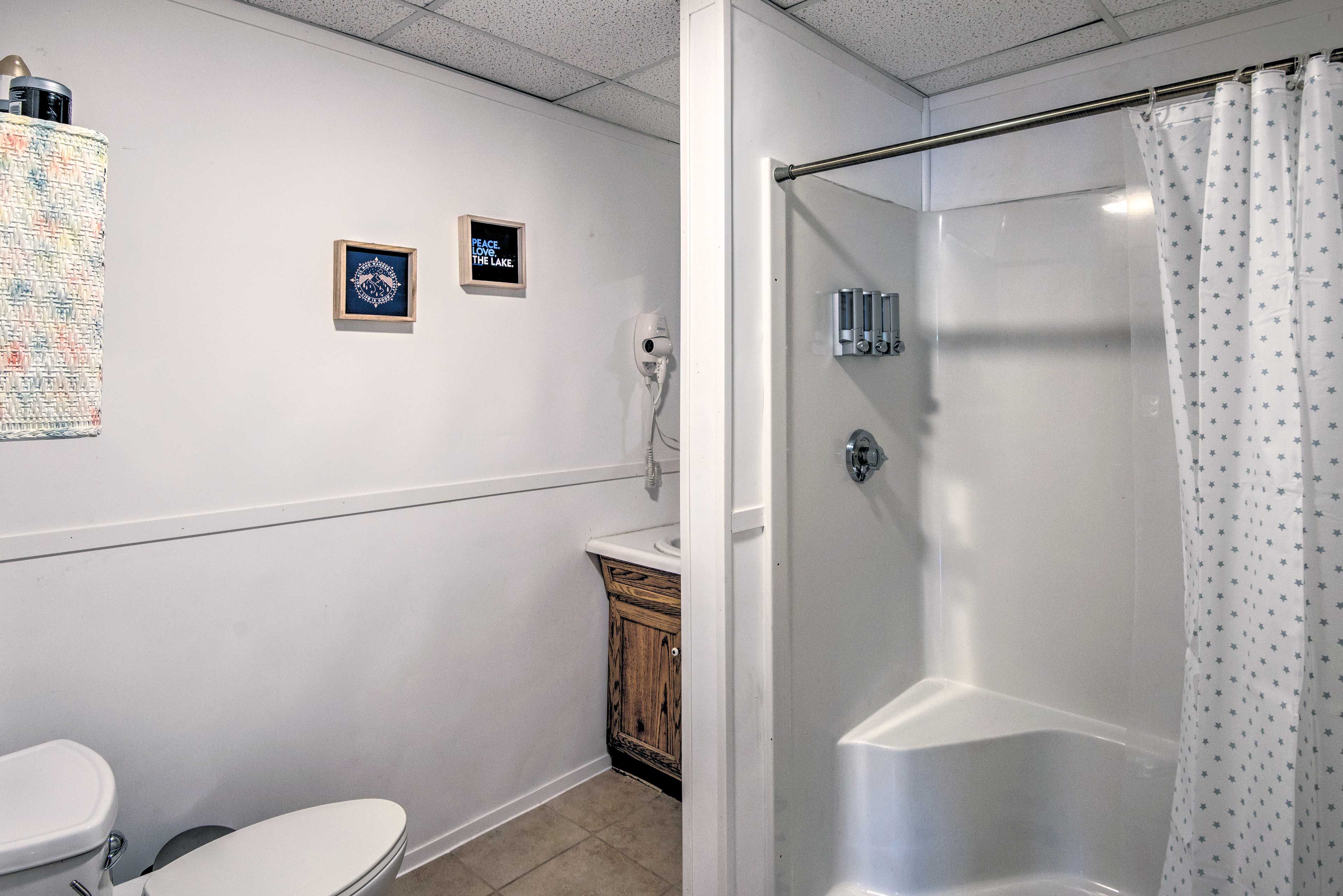 Full Bathroom | 1st Floor | Complimentary Toiletries | Hair Dryer