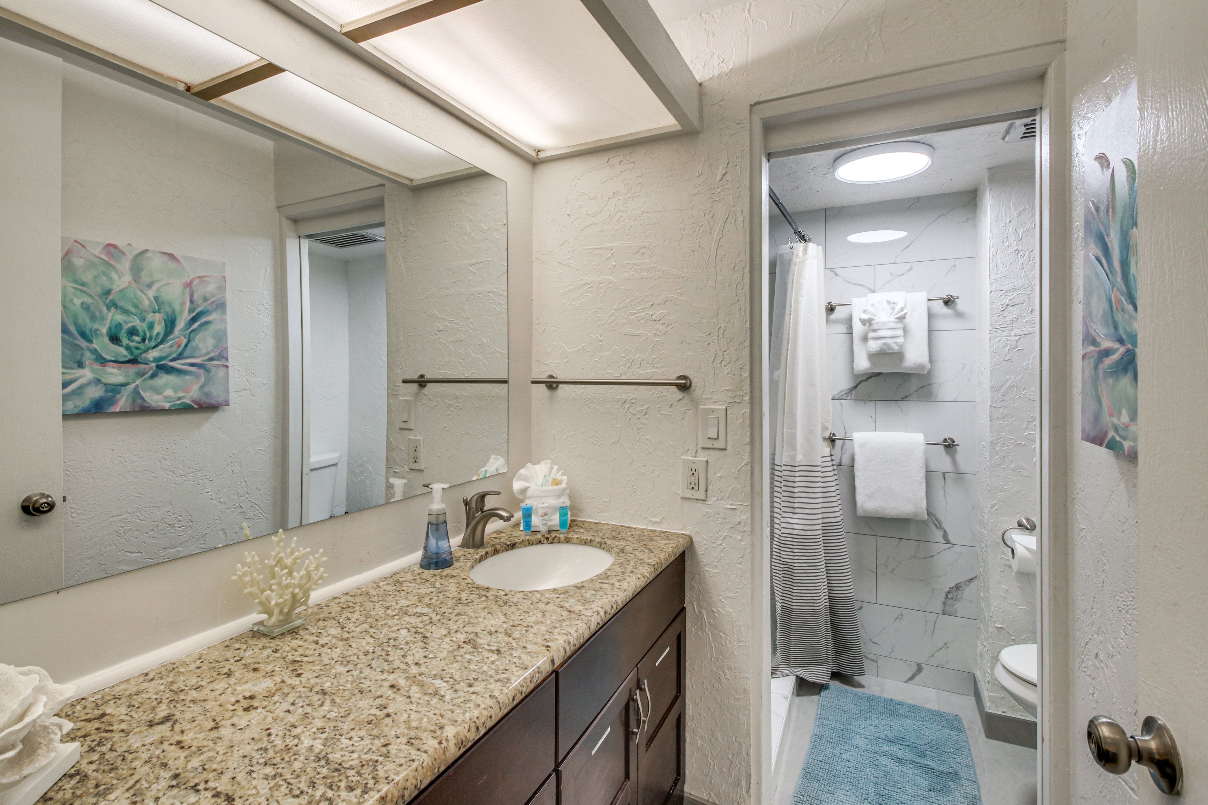 Full Bathroom | Complimentary Toiletries | Hair Dryer