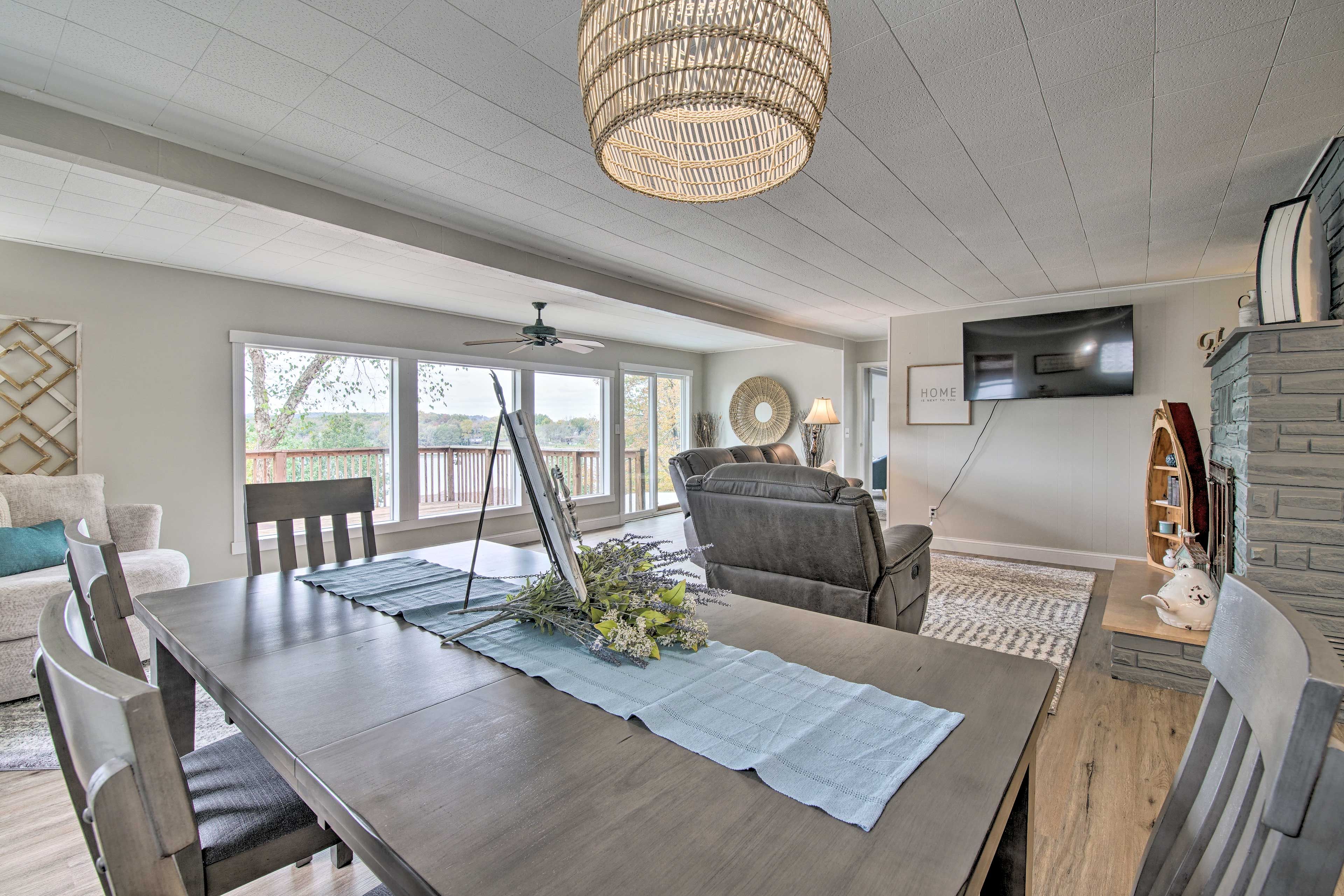 Dining Area | Dishware & Flatware Provided