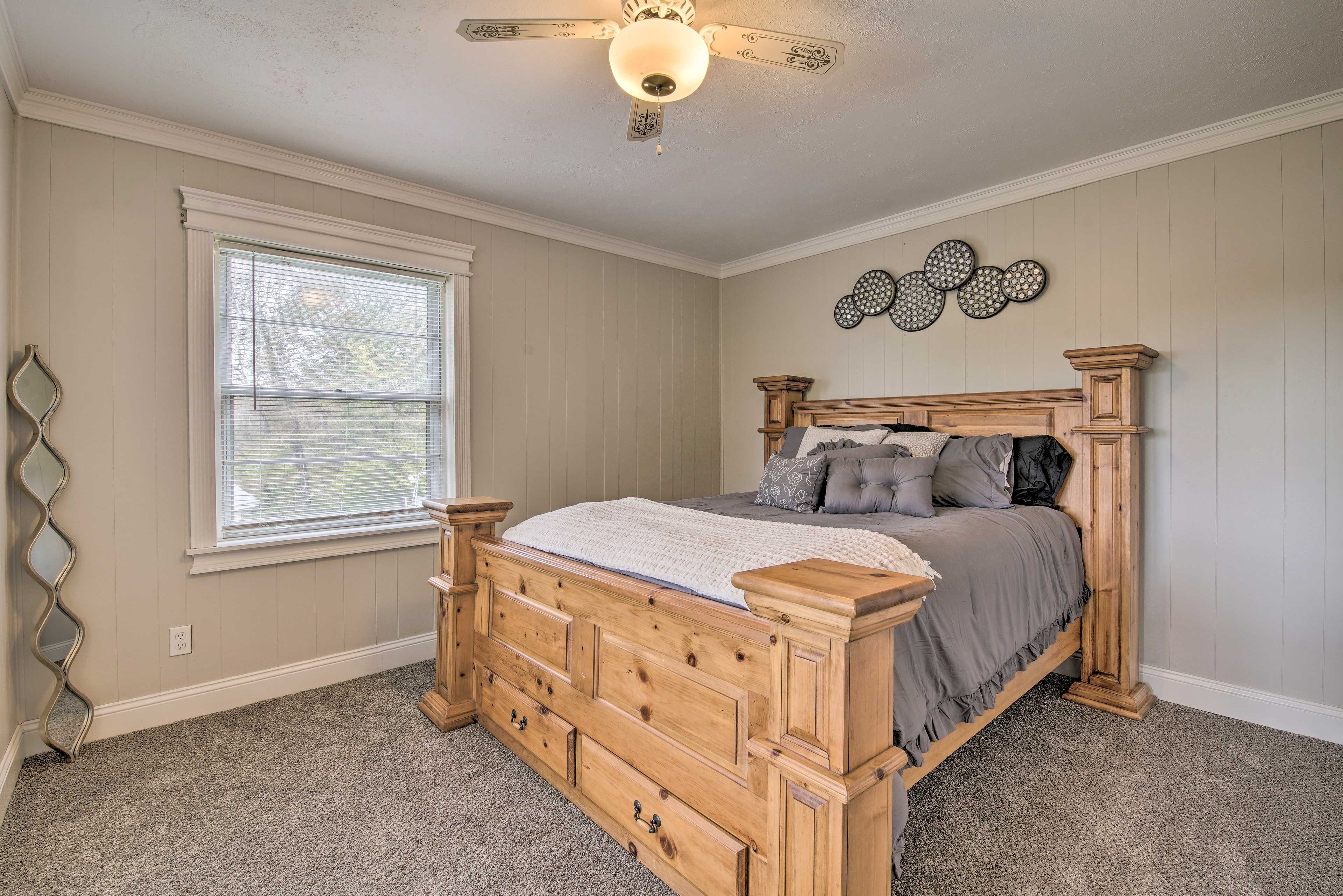 Bedroom 1 | Queen Bed | Main Level | Linens & Towels Provided