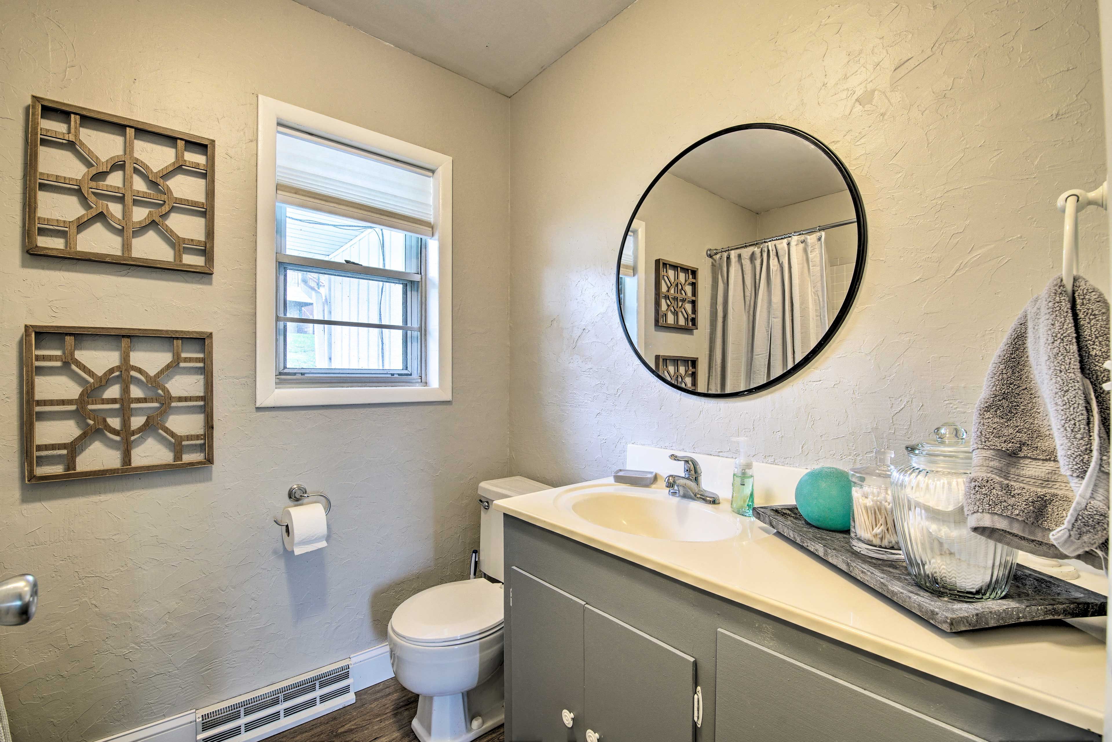 Full Bathroom | Complimentary Toiletries Provided