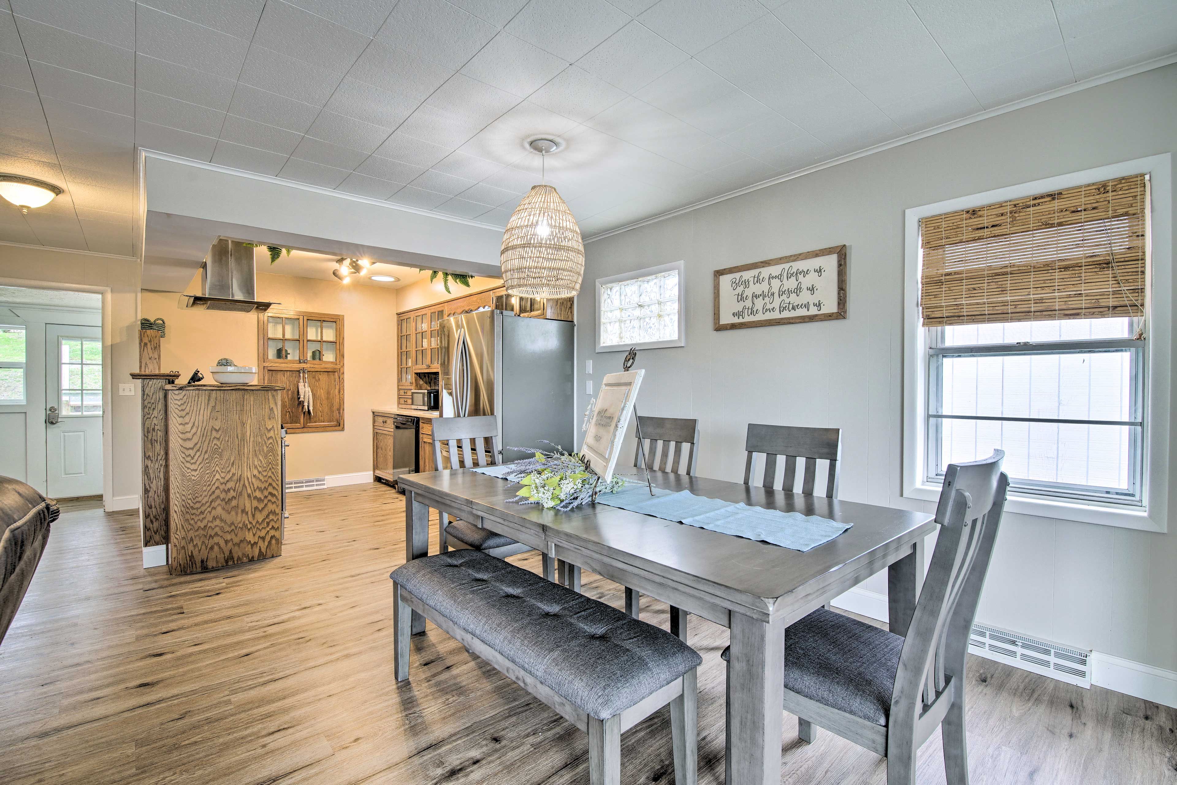 Dining Area | 6-Person Dining Table