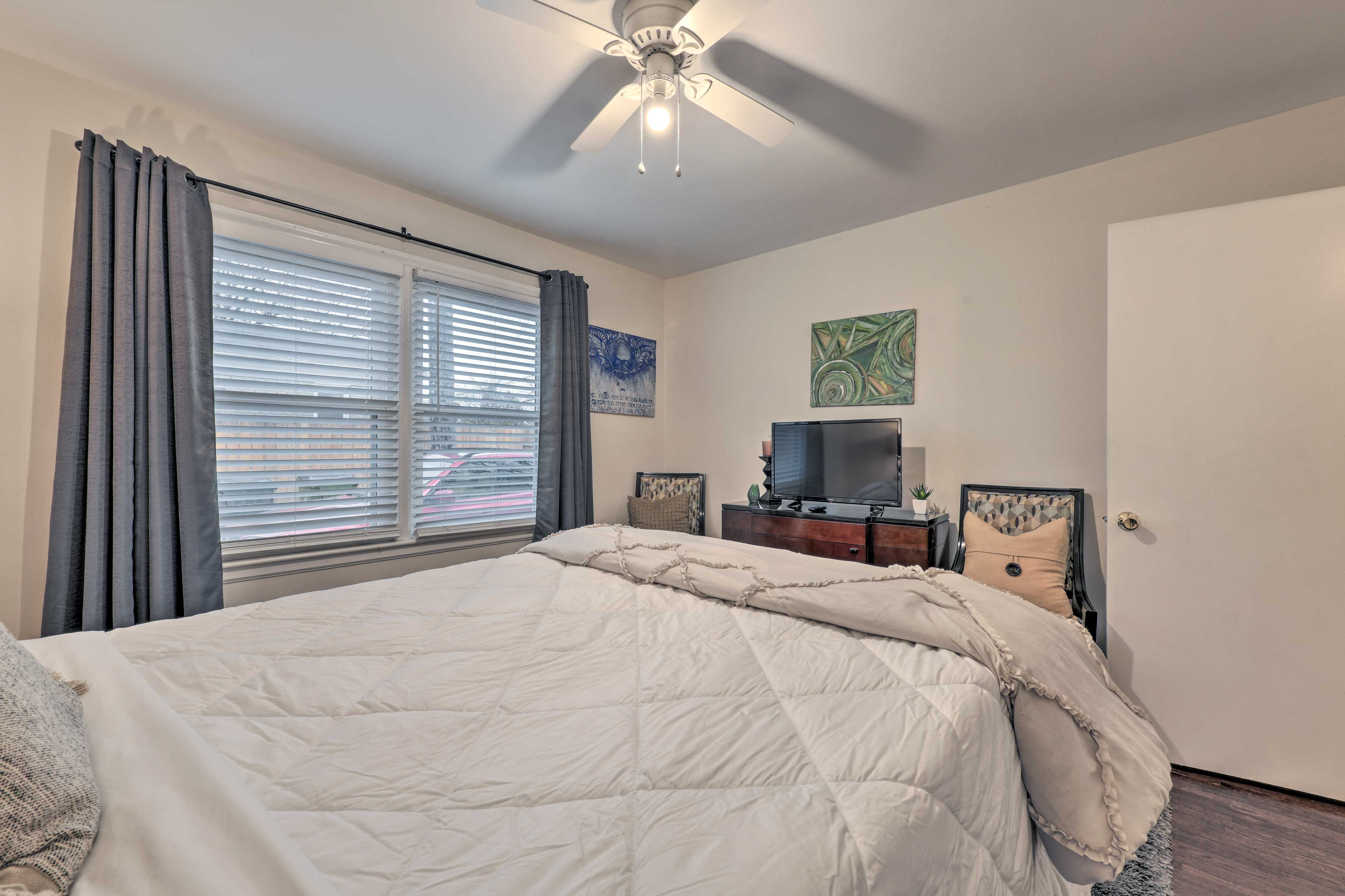 Bedroom 1 | Smart TV w/ Cable