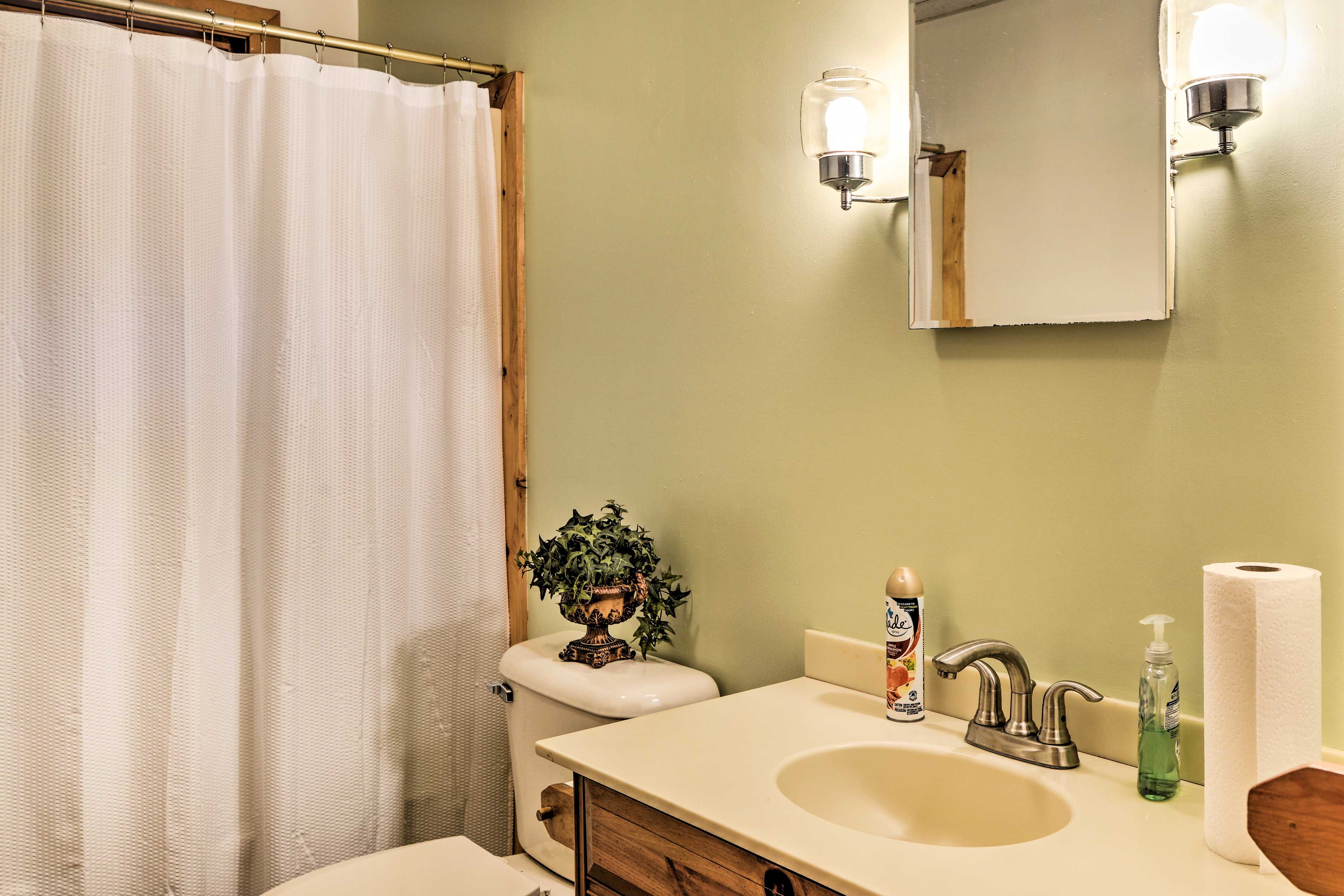 Full Bathroom | Towels Provided | Complimentary Toiletries