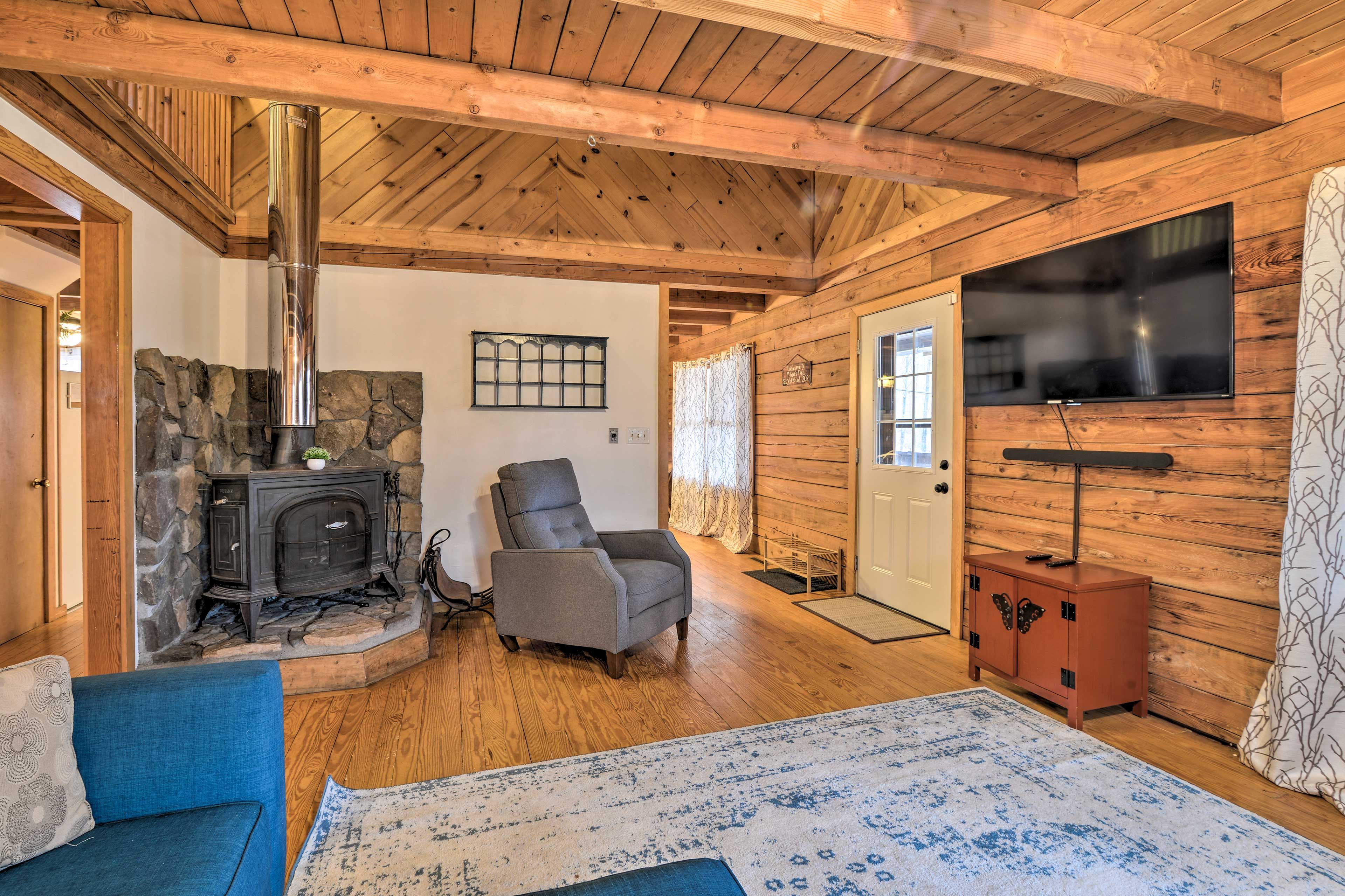 Living Room | Smart TV | Wood-Burning Stove (Decorative Only)