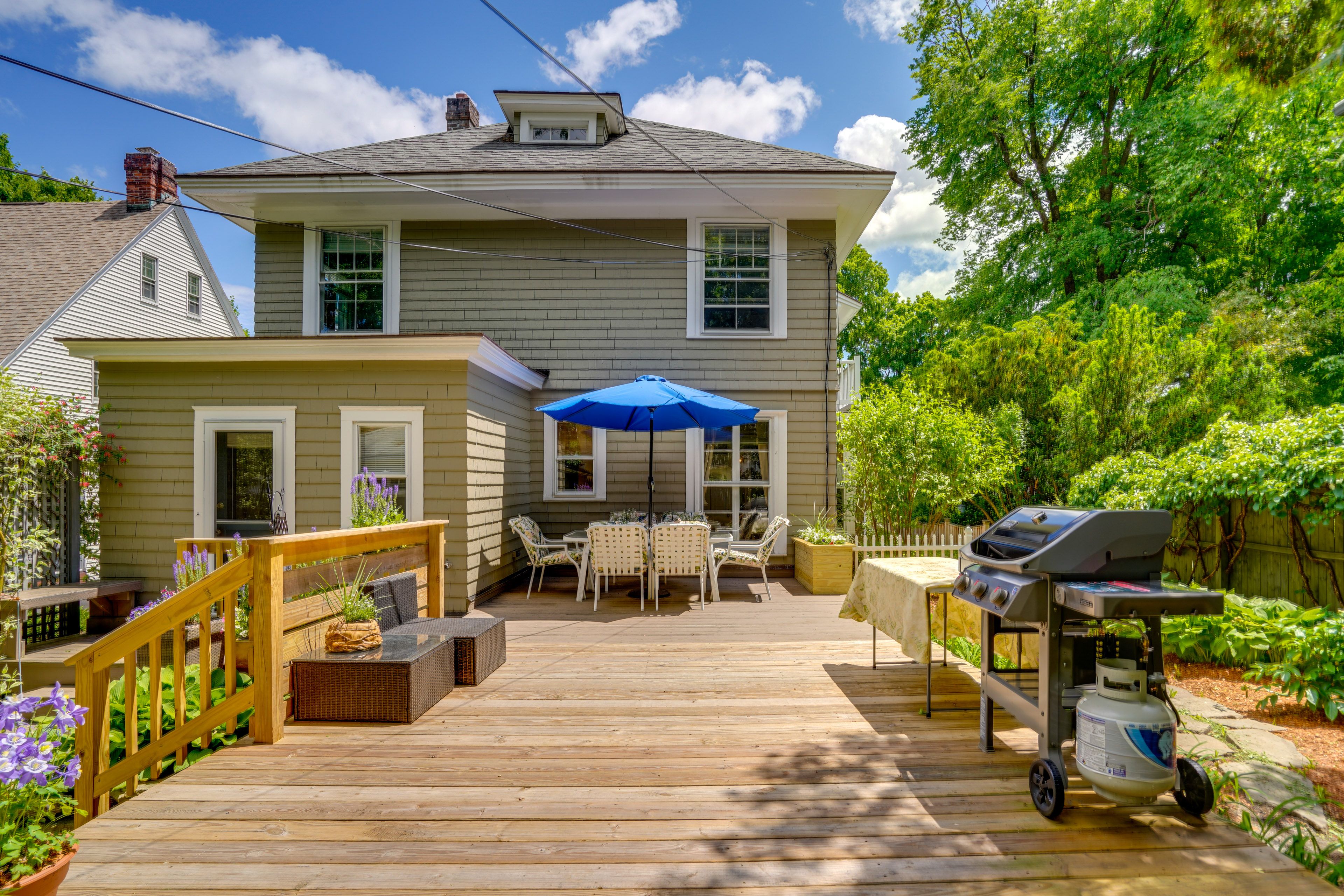 Deck | Dining Area | Gas Grill