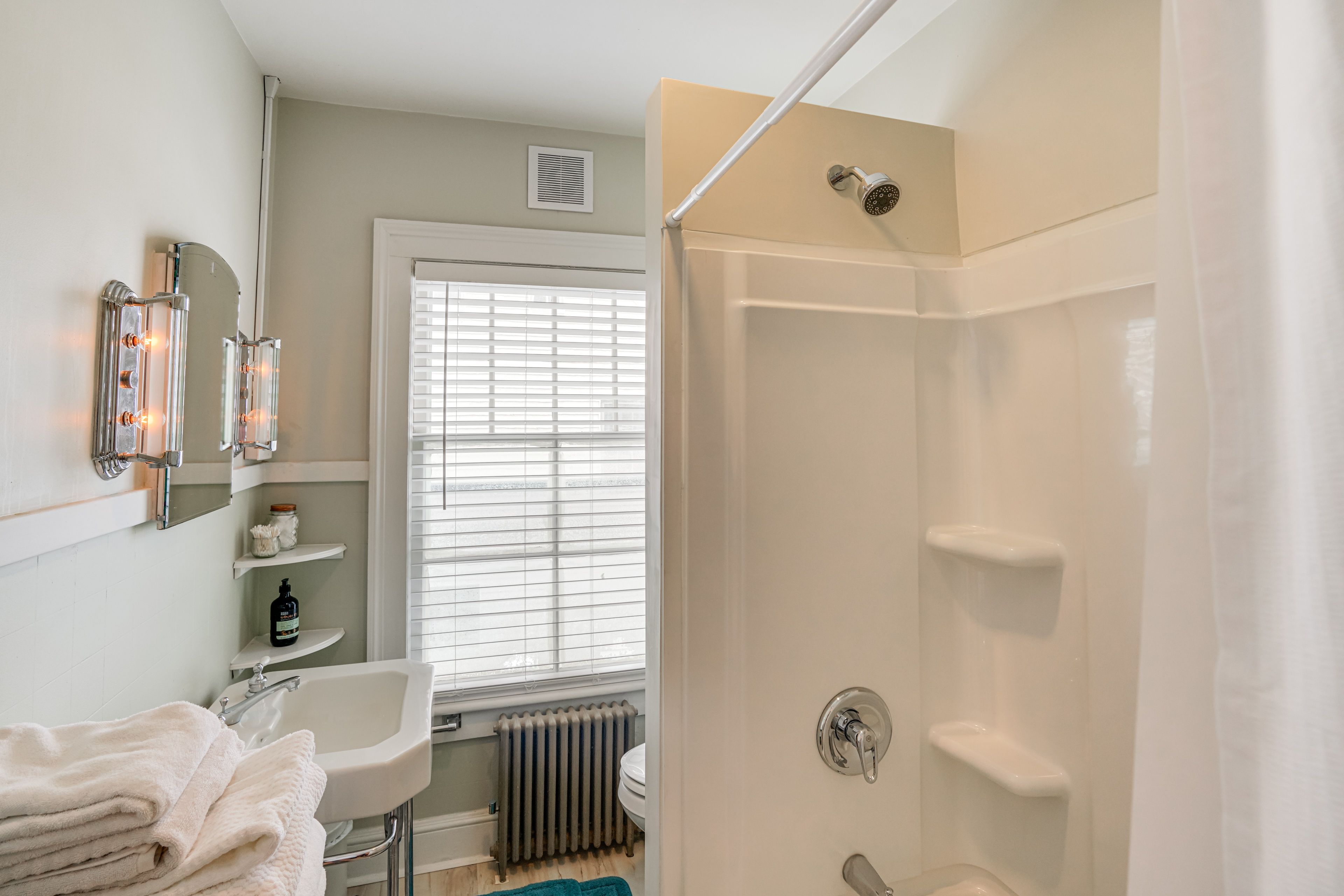Full Bathroom | 2nd Floor