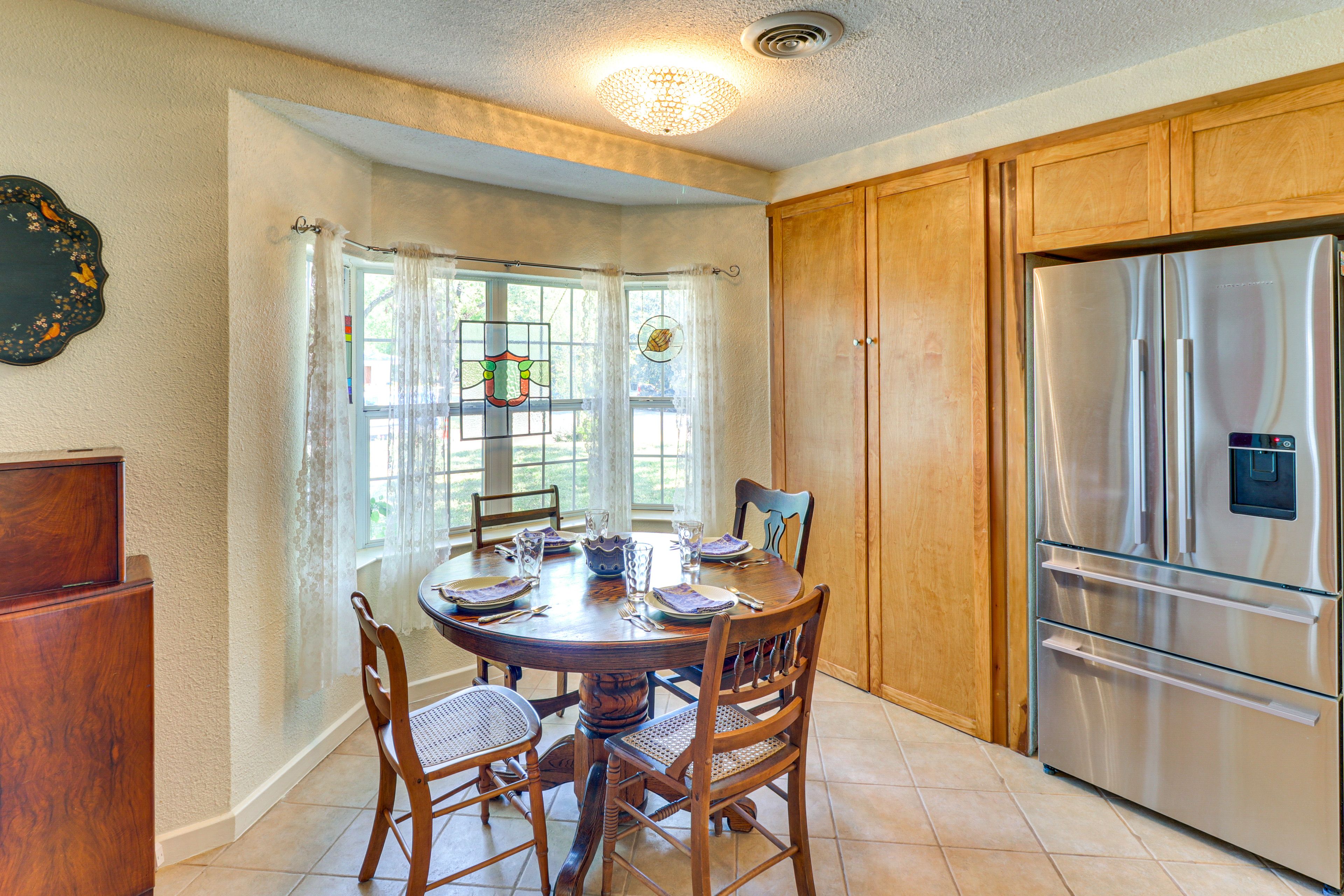 Dining Area | Dishware/Flatware Provided