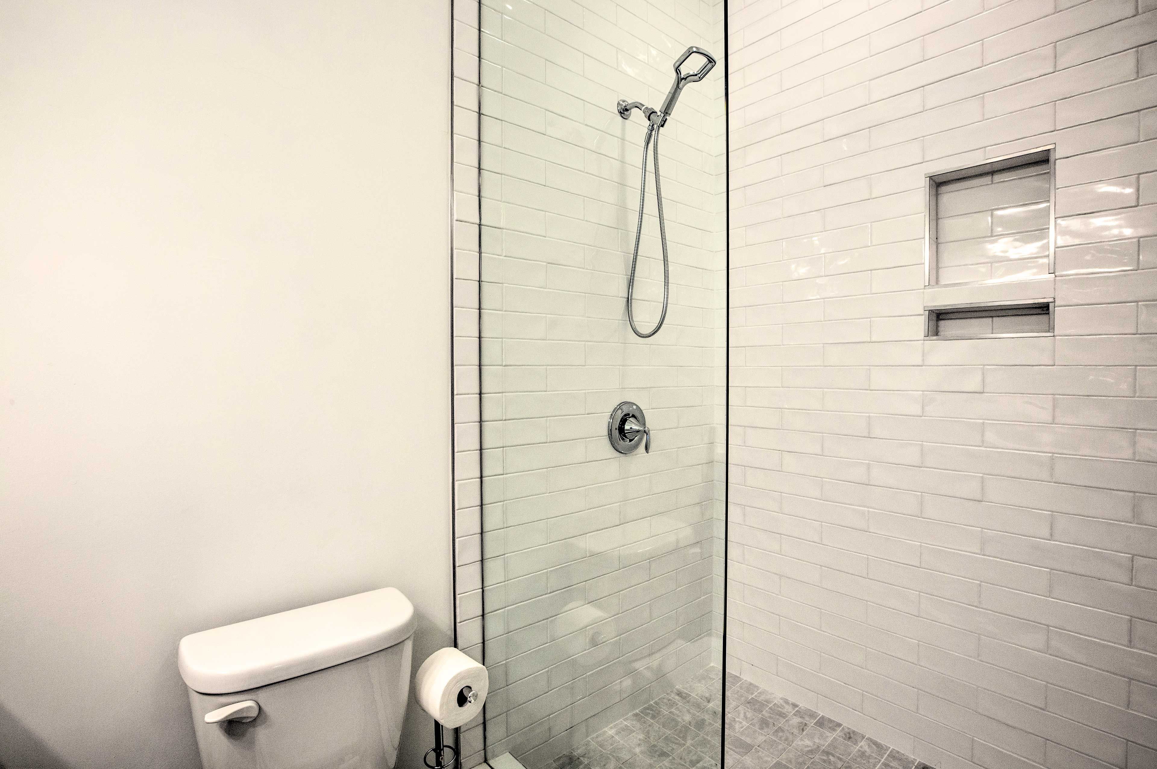Full Bathroom | Complimentary Toiletries