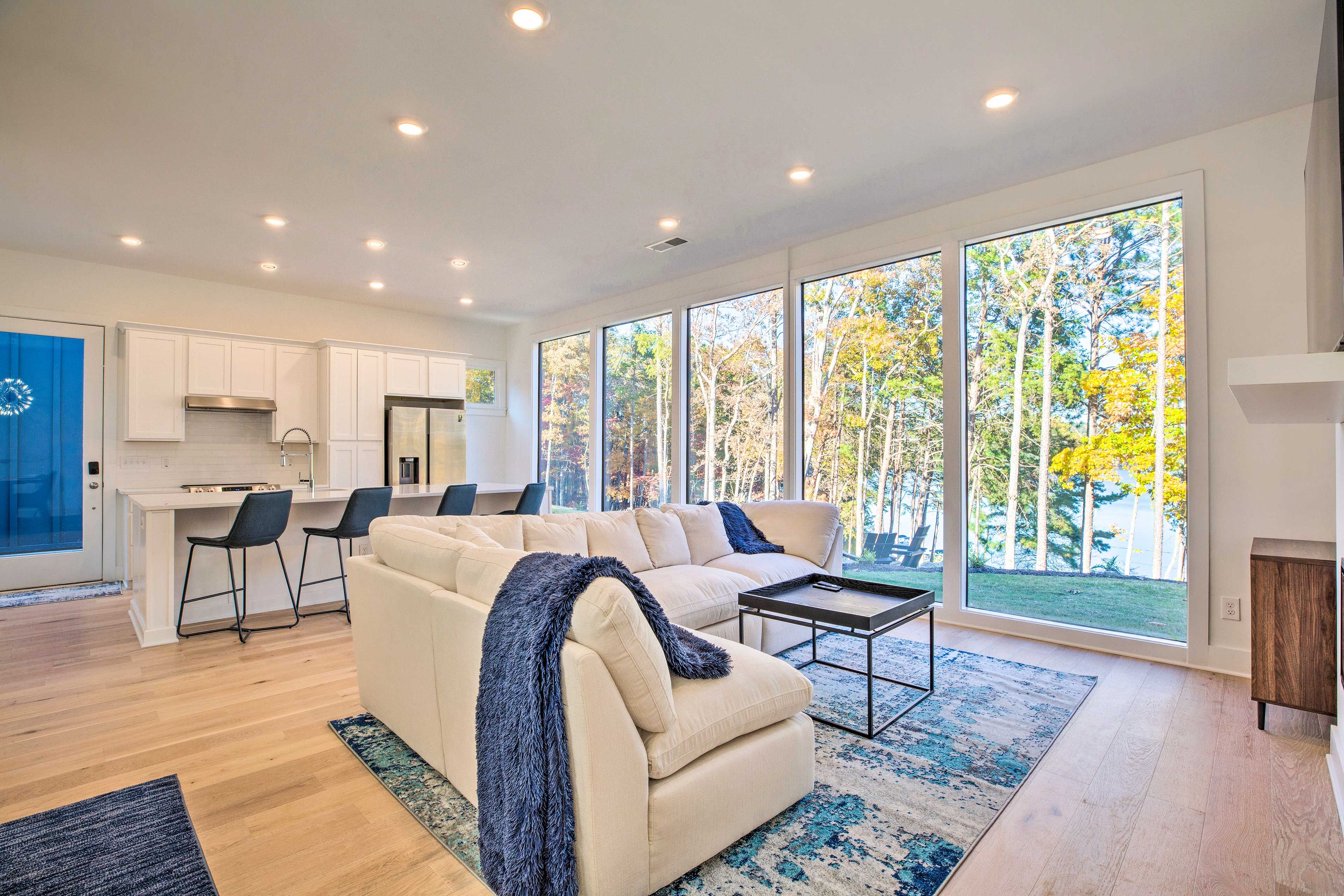 Living Room | Single Story | Open Floor Plan | Smart TV w/ Netflix