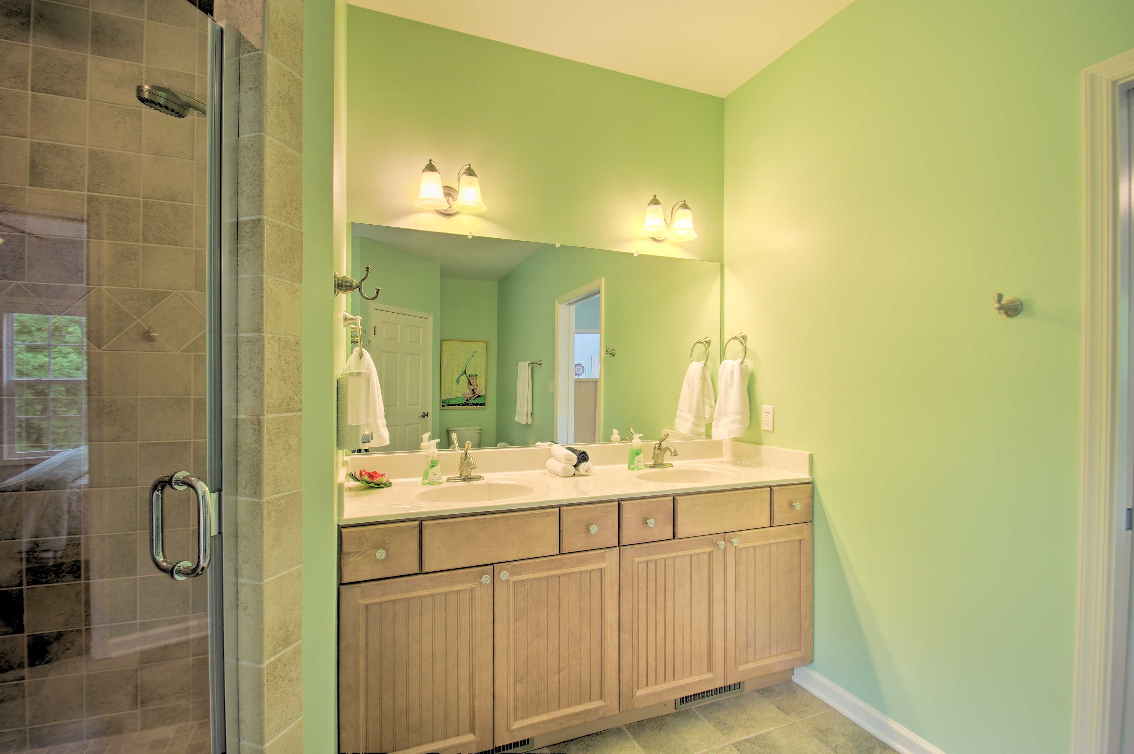 En-Suite Bathroom | Towels Provided