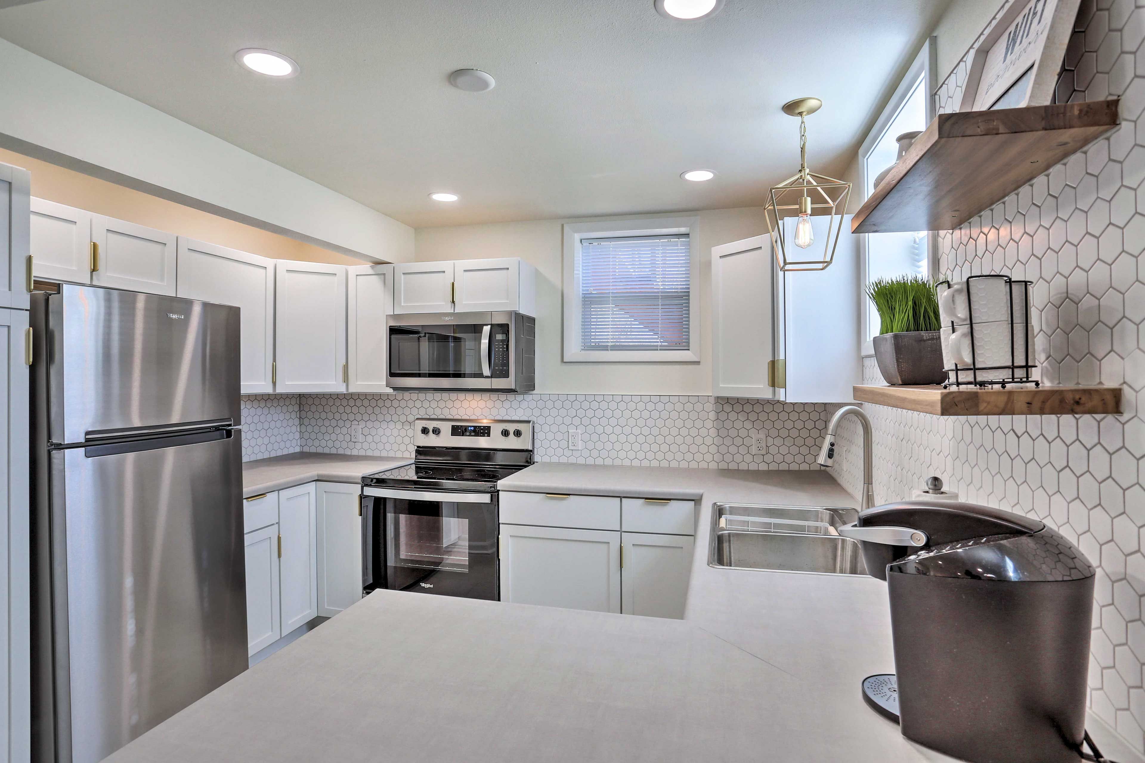 Kitchen | Well-Equipped w/ Stainless Steel Appliances | Microwave | Toaster