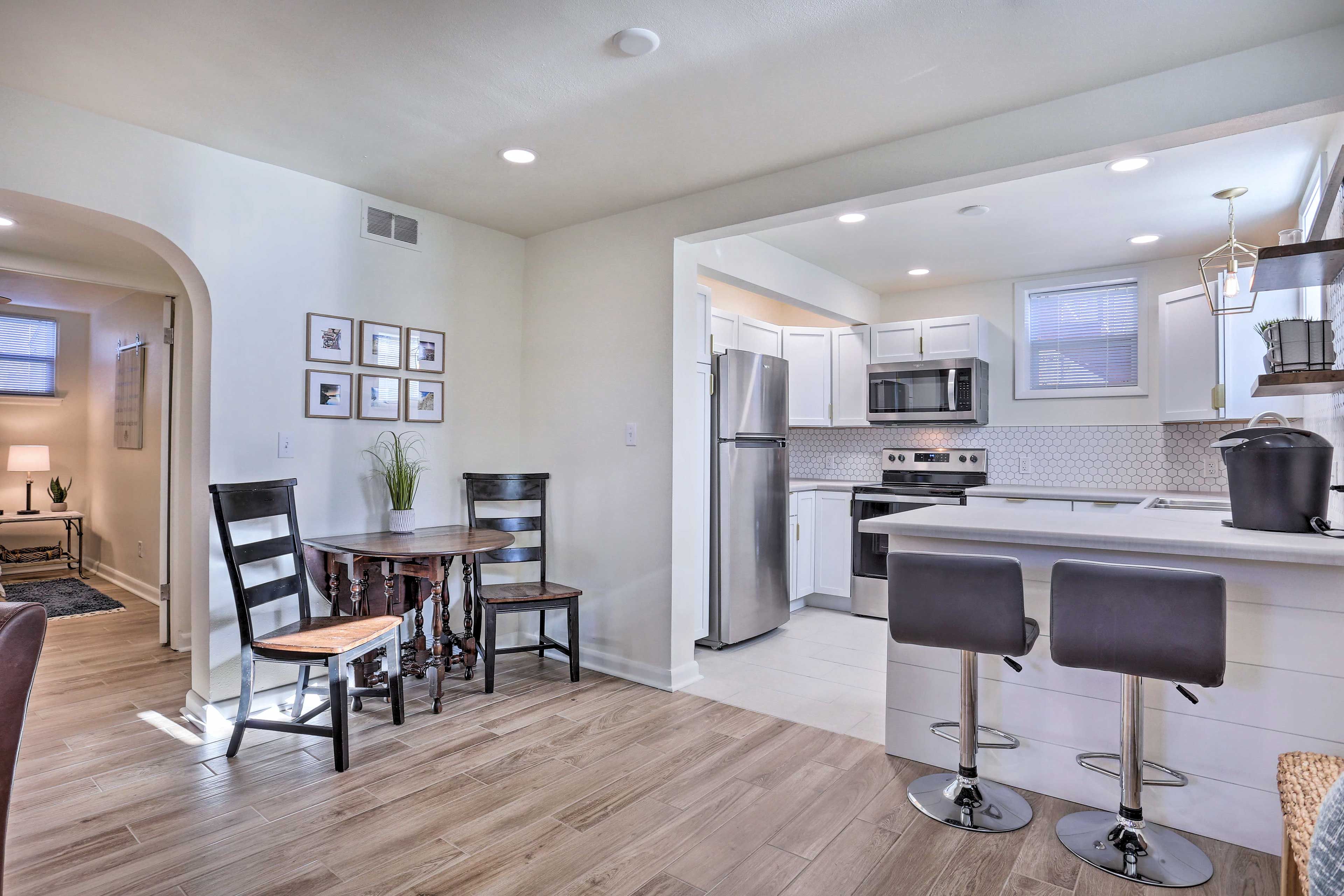 Dining Area & Kitchen | 2-Person Breakfast Bar | Trash Bags & Paper Towels