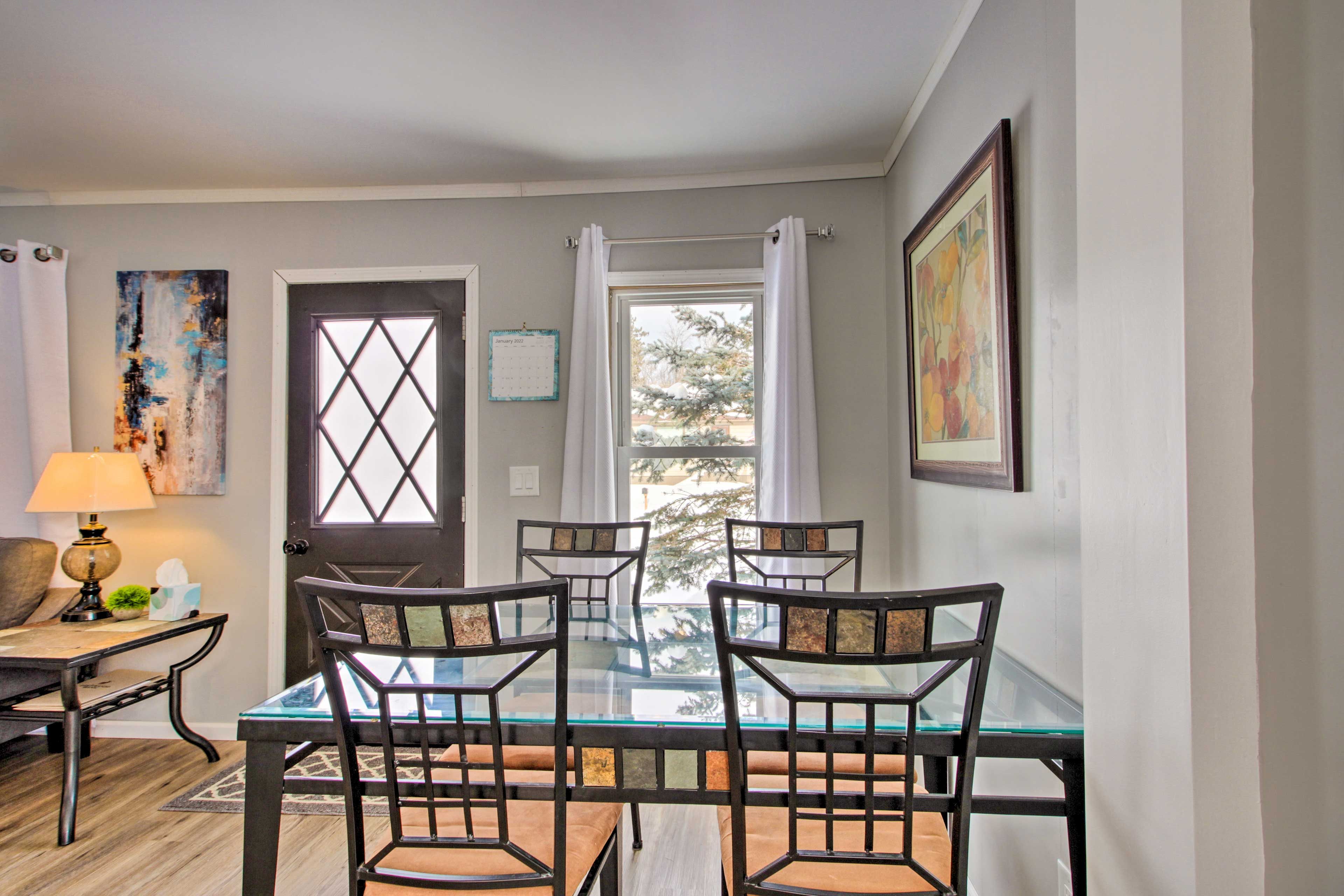 Dining Area | Dishware/Flatware Provided