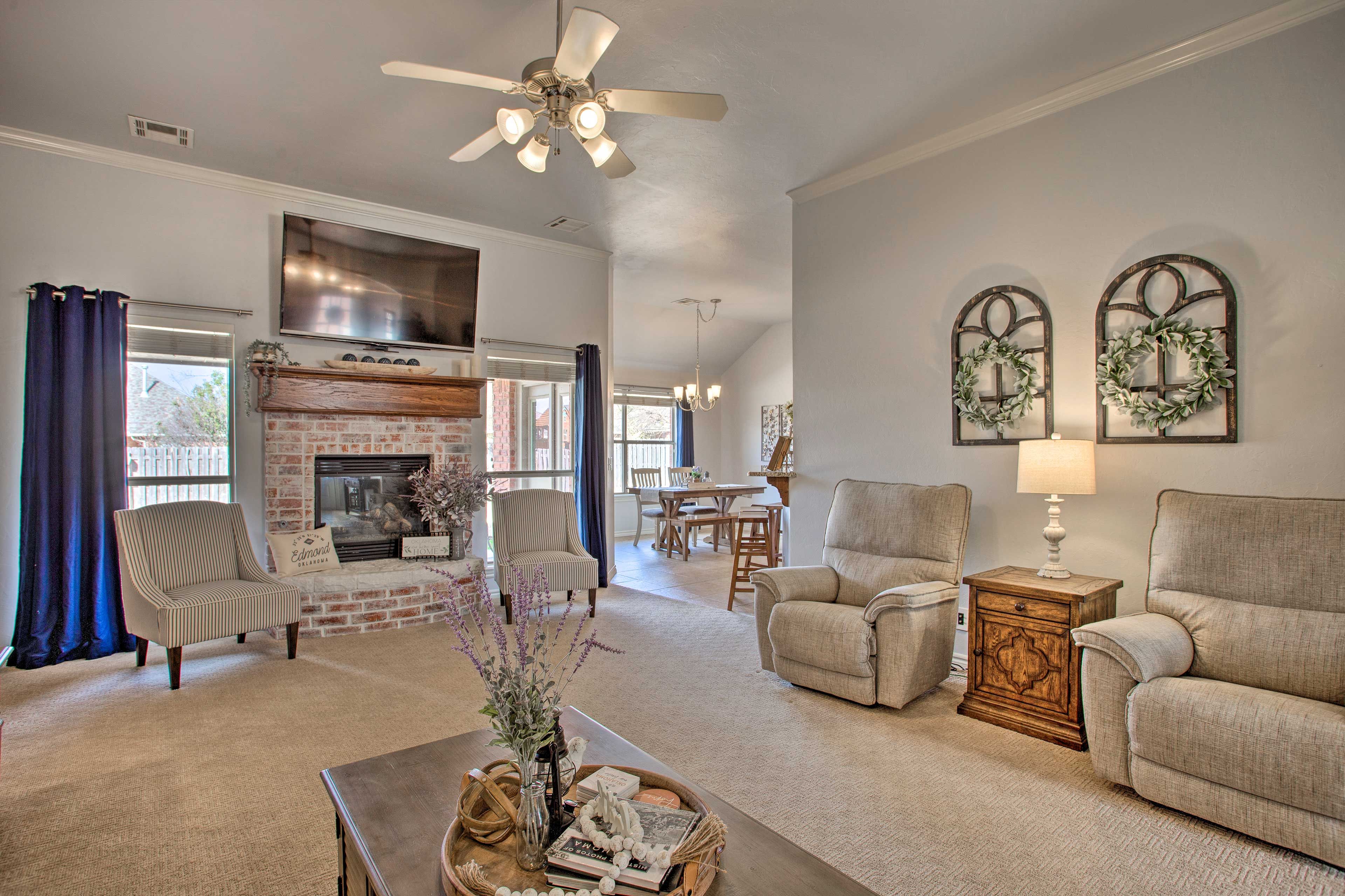 Living Room | Smart TV w/ Cable | Gas Fireplace
