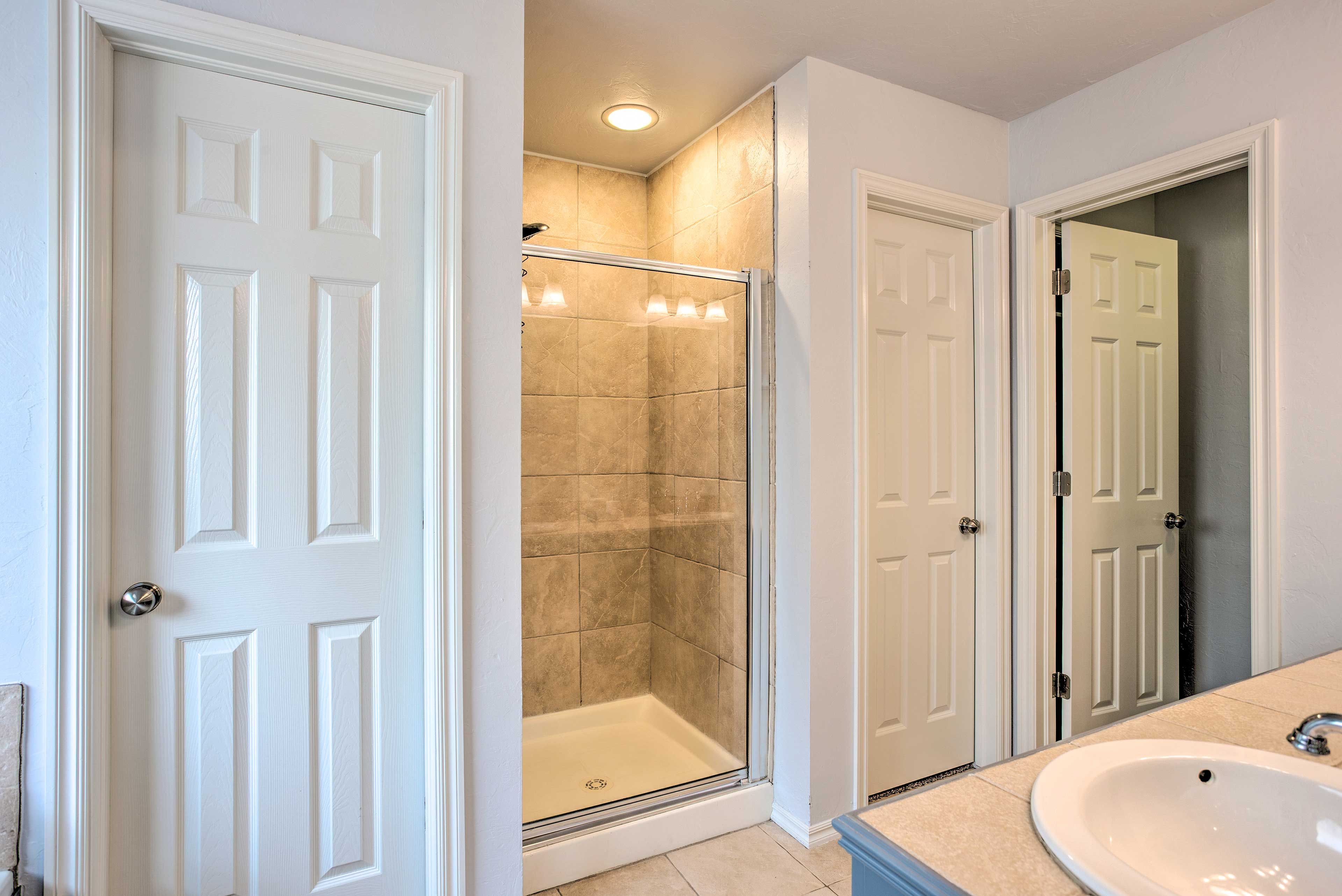 Full Bathroom | Towels Provided