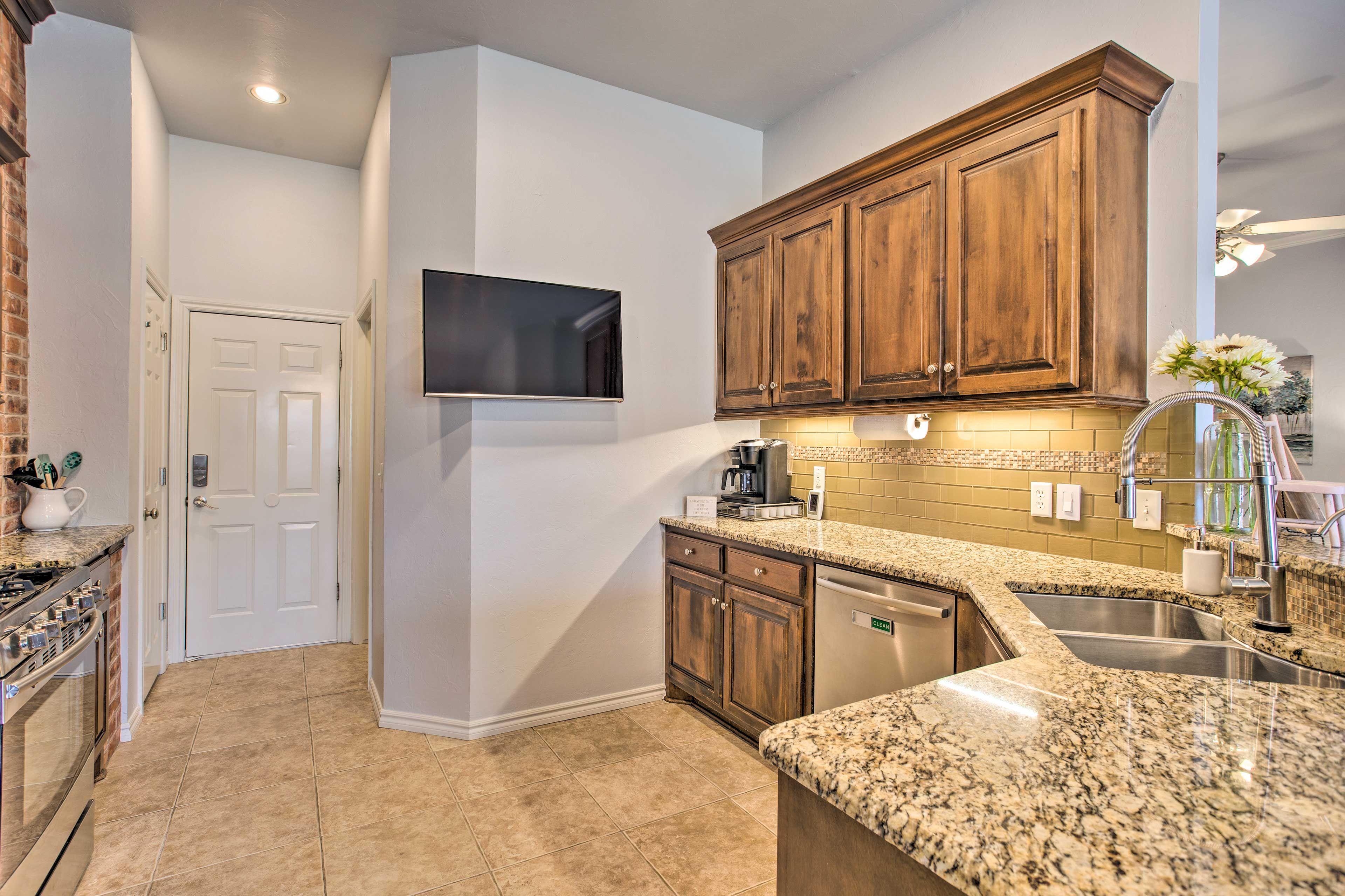 Kitchen | Smart TV w/ Cable | Toaster | Electric Tea Kettle
